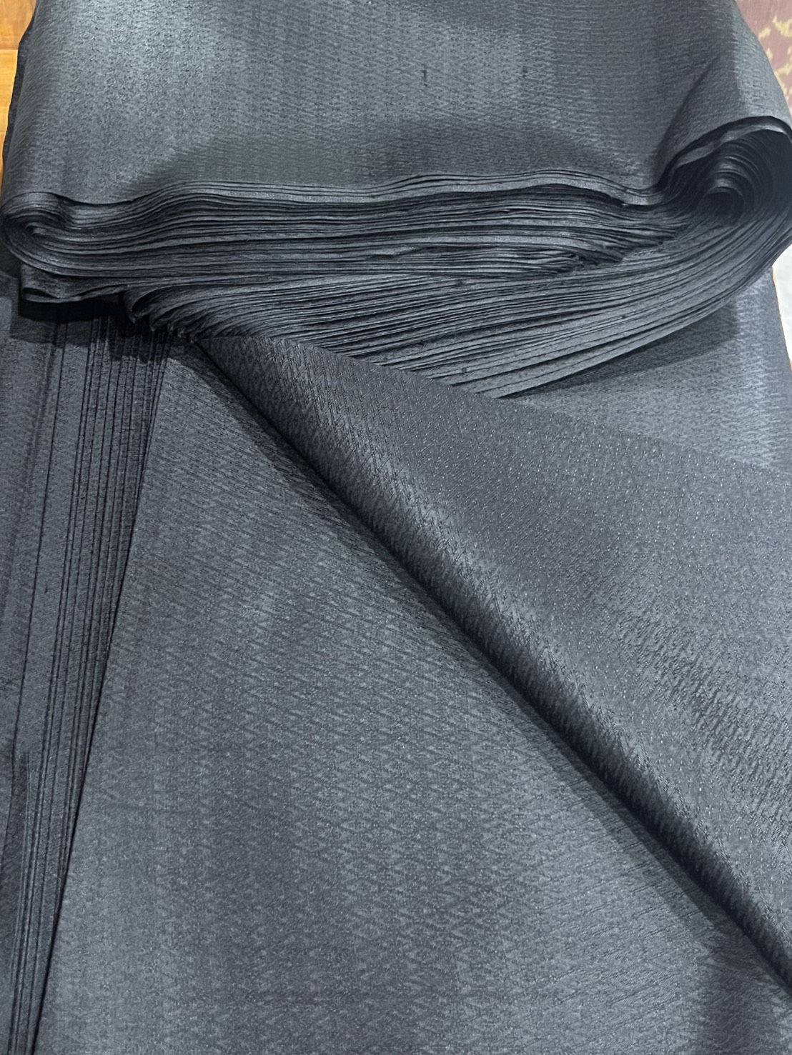 ผ้าไหมสีพื้น เนื้อไหมบ้าน ทอยกดอกลูกแก้ว อาบน้ำยาพร้อมตัด สีดำสนิท (หลา,เมตร) รหัสB-NY-110468