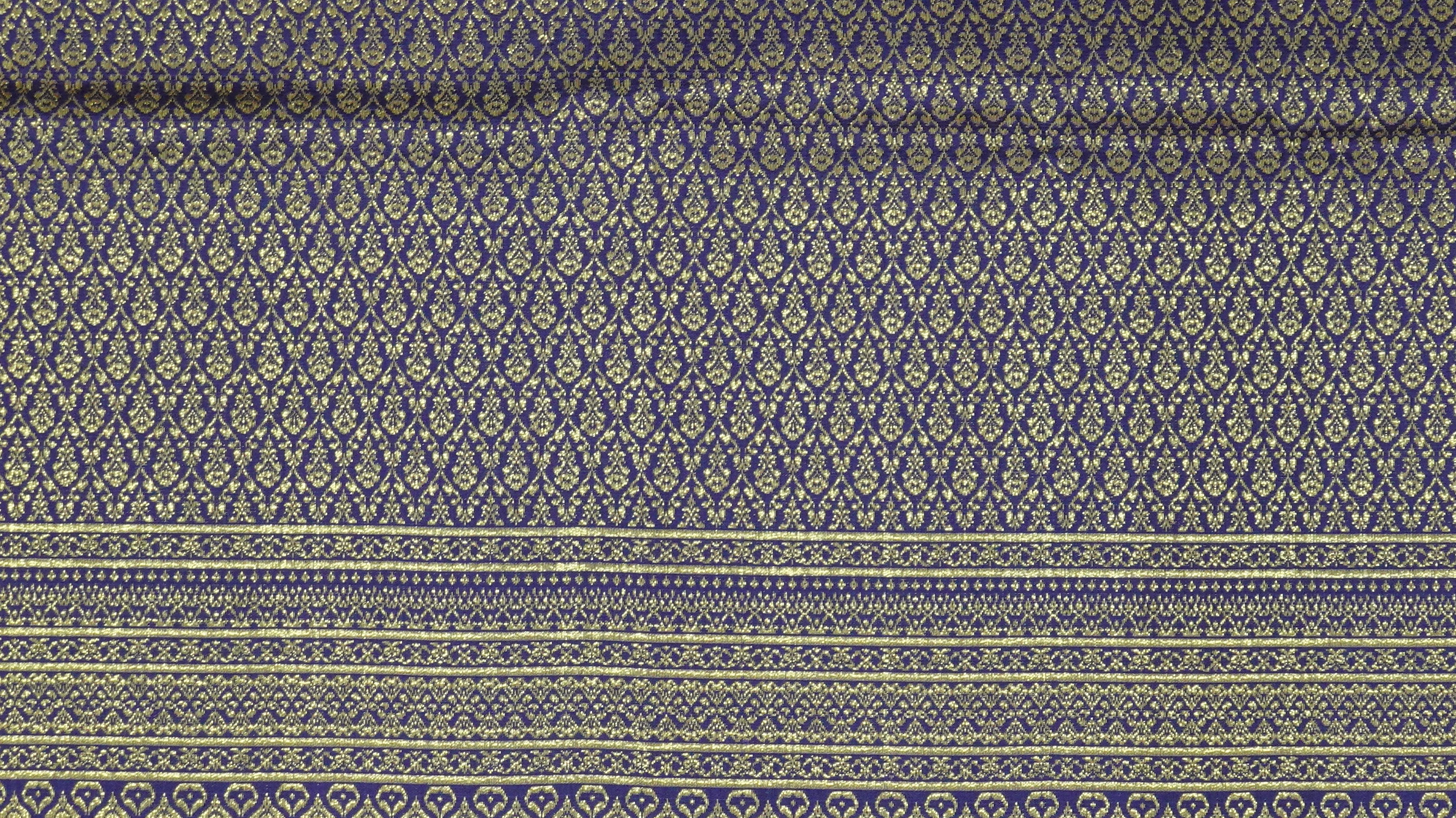 (ผ้าชุด)ไหมยกดอกสุรินทร์ ยกดอกดิ้นทอง ขนาด 1x4เมตร (ลาย 2เมตร+สีพื้น 2เมตร) พื้นสีน้ำเงินเข้ม รหัส N10-ME-66-0822678