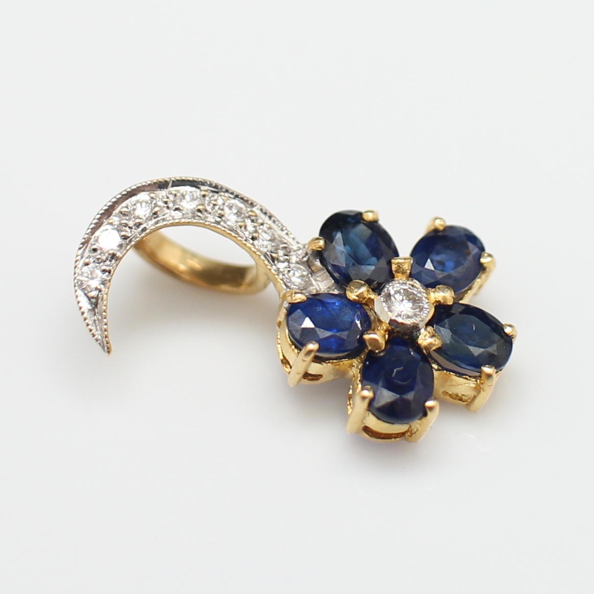 PD25024 จี้ดอกไม้ไพลิน ประดับเพชรแท้ 8 เม็ด 0.12 กะรัต ทองแท้ 90% นน.รวม 1.8 กรัม