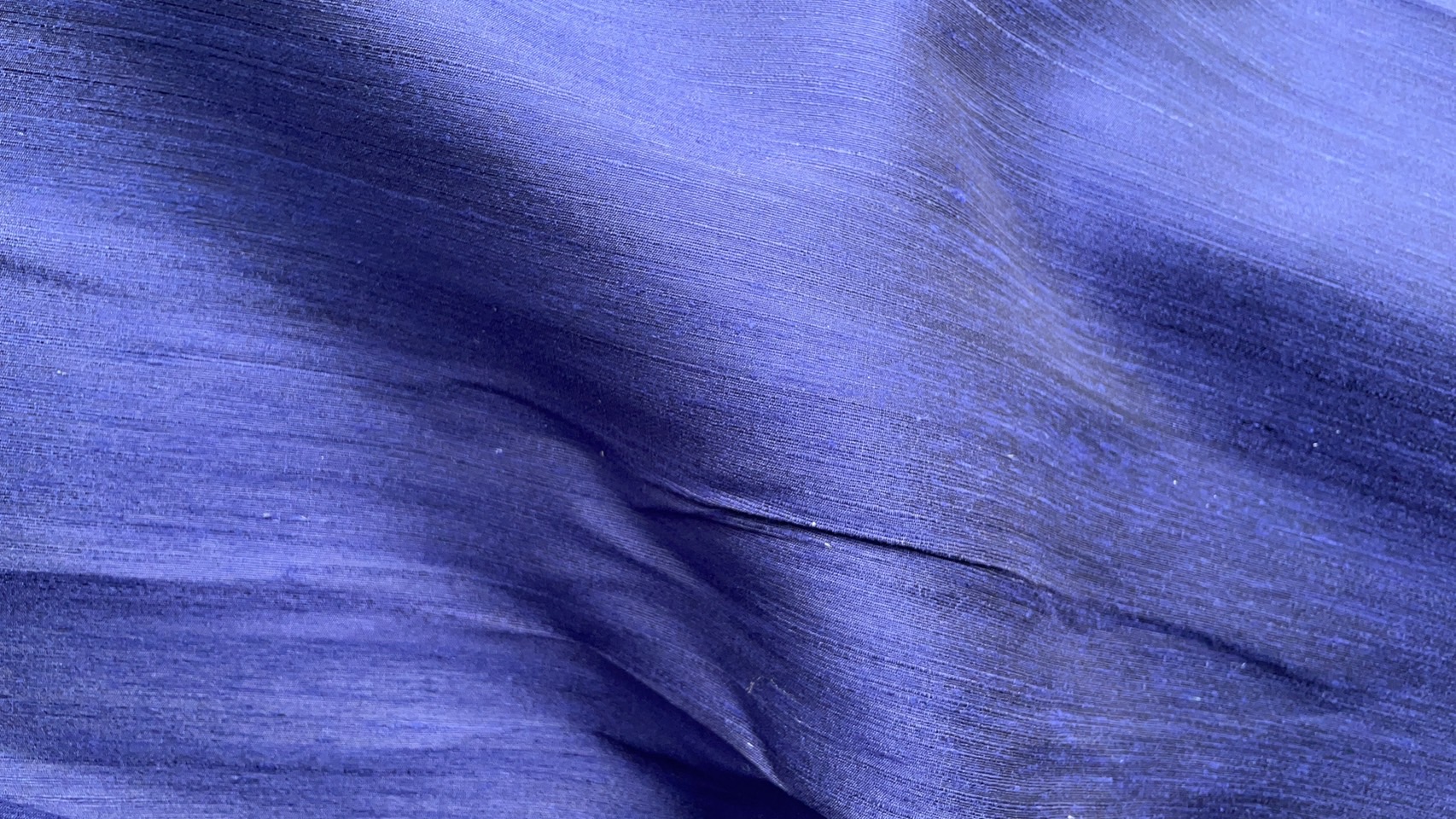 ผ้าไหมสีพื้น ไหมลืบเนื้อหยาบหนา ไหมแท้มีขี้ไหม สีม่วงน้ำเงินเข้ม (ราคาต่อเมตร) รหัส D-76-P4425