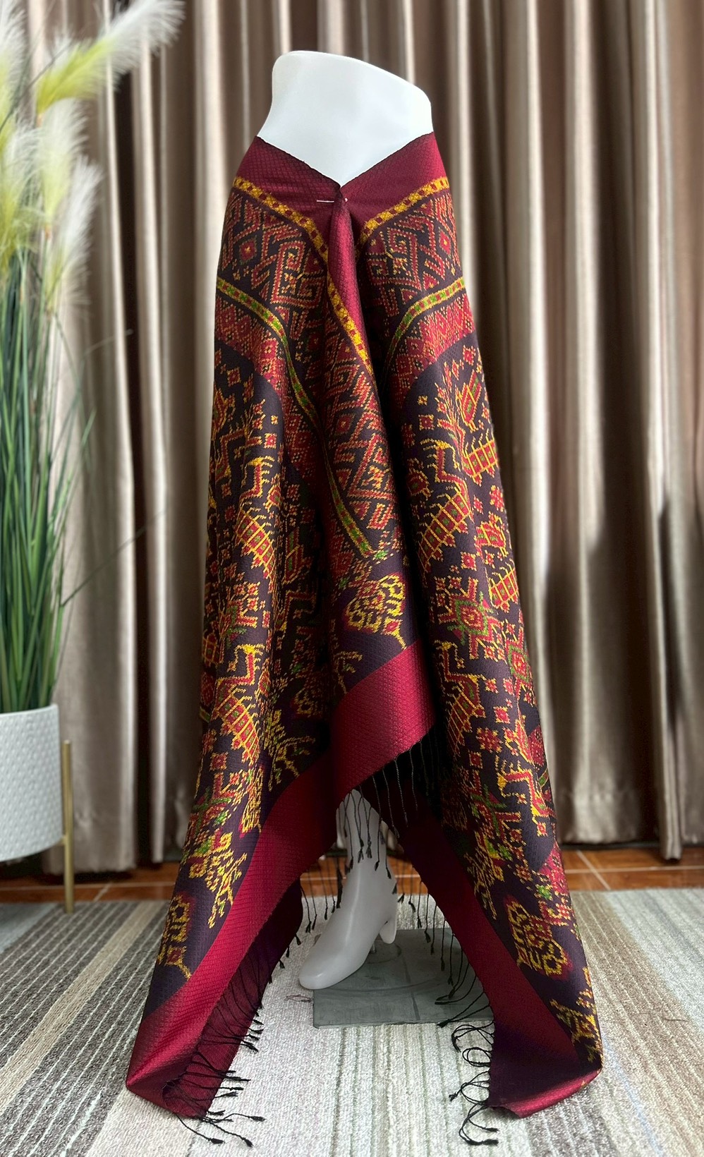 ซิ่น ผ้าไหมมัดหมี่ ทอยกดอกลูกแก้ว ขนาด 1x2เมตร ลายเรือสุพรรณหงส์ พื้นสีแดง รหัส L9A-PK-10066815