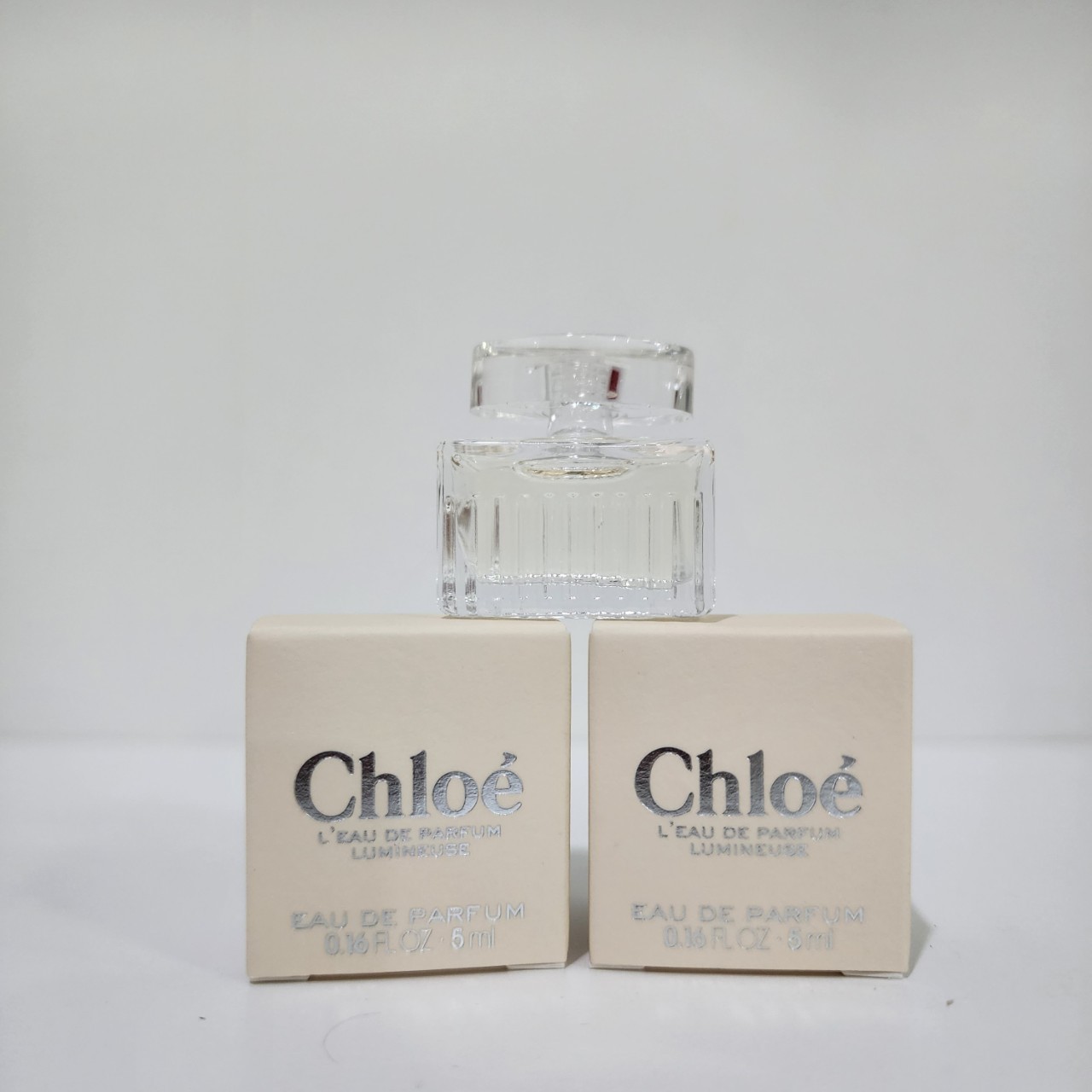 น้ำหอมจิ๋วมินิ Chloe Signature L'Eau de Parfum Lumineuse 5ml แบบแต้มมีกล่อง ( Mini Perfume น้ำหอมขนาดพกพา) น้ำหอมจิ๋วมินิ ขวดน่ารัก ตั้งโชว์ก็สวย พกพาก็สะดวก หัวแต้มตามจุดชีพจร