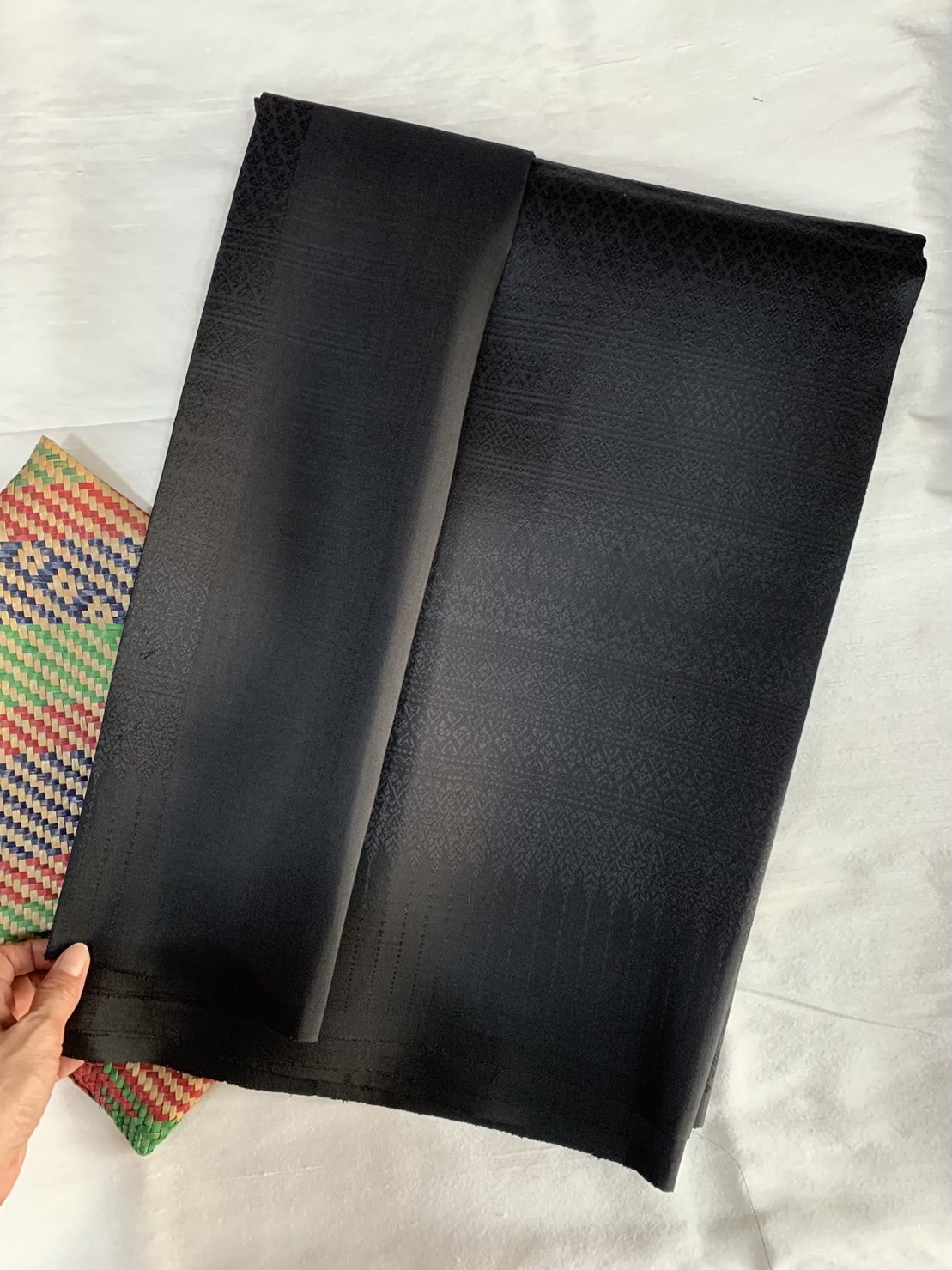 (ผ้าชุด)ไหมยกสุรินทร์ ขนาด 1x4เมตร (ลาย 2เมตร+สีพื้น 2เมตร) สีดำ รหัส N10-AA10186617045