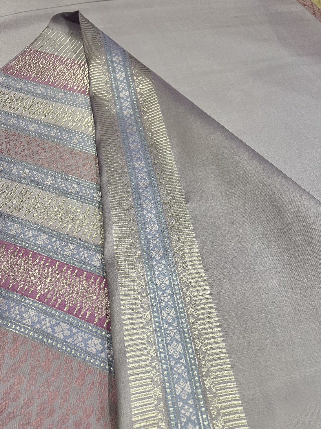 (ผ้าชุด)ผ้าไหมยกดอกลำพูน เกาะเชิงดิ้นเงิน ขนาด 1.02x4.40เมตร ลายช่อฟ้า พื้นสีชมพูกะปิ รหัส N90-29-TR0475
