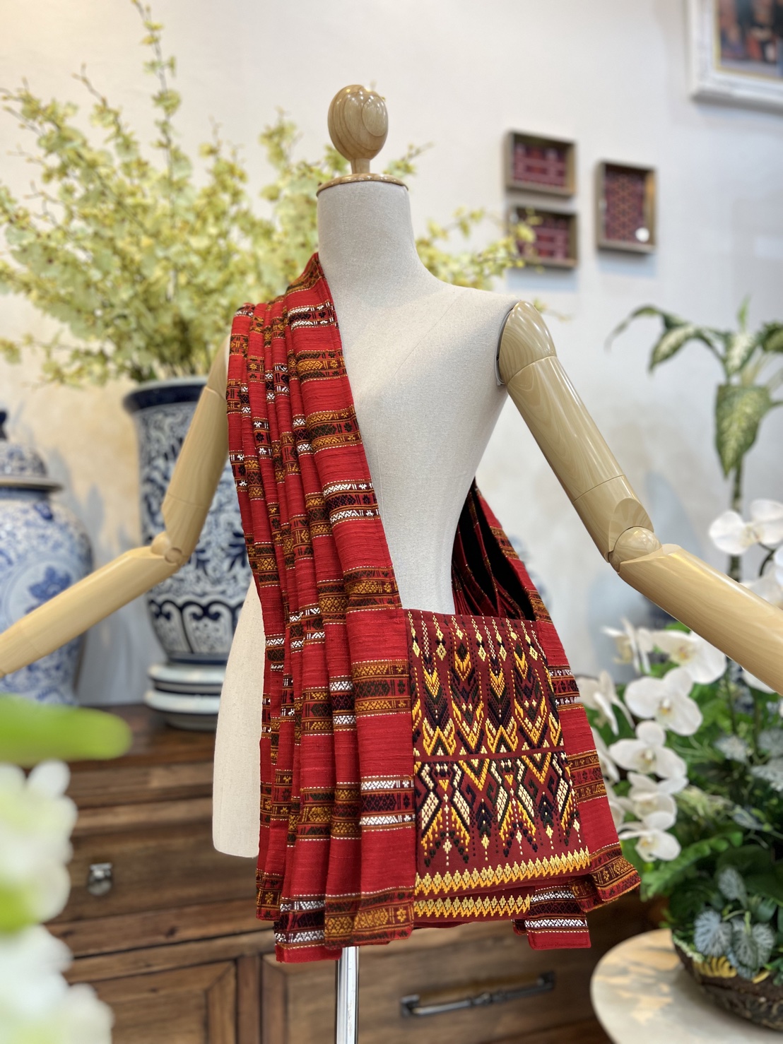 ย่าม ไหมแพรวา ขนาด 9x10นิ้ว คละลาย พื้นสีแดง รหัส GLC-BM08046614194