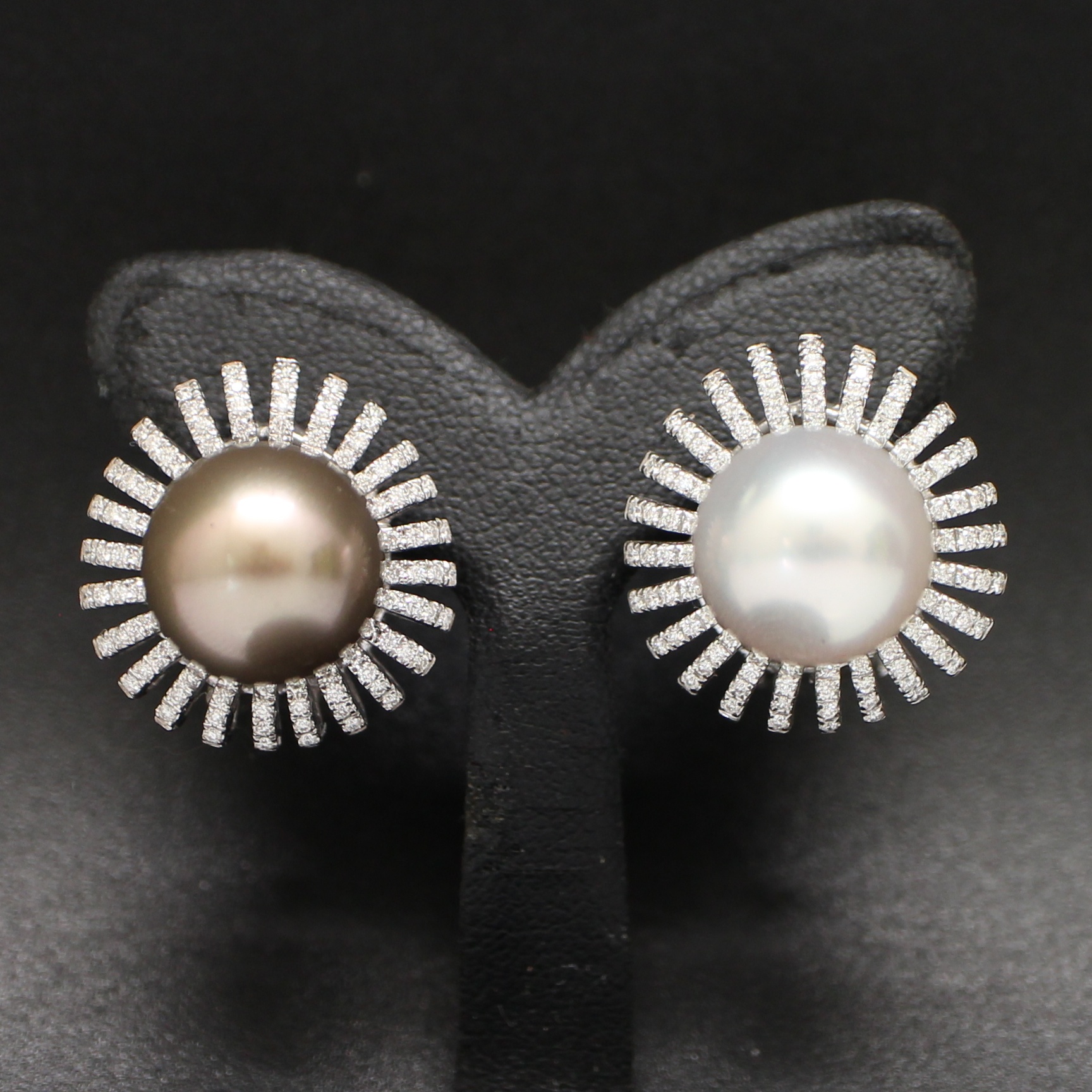 ER25565 ต่างหูมุกเซ้าซีล้อมเพชร เพชรแท้ 192 เม็ด 1.50 กะรัต ทองแท้ 18k นน.รวม 16 กรัม มุกแท้ 11 มิล