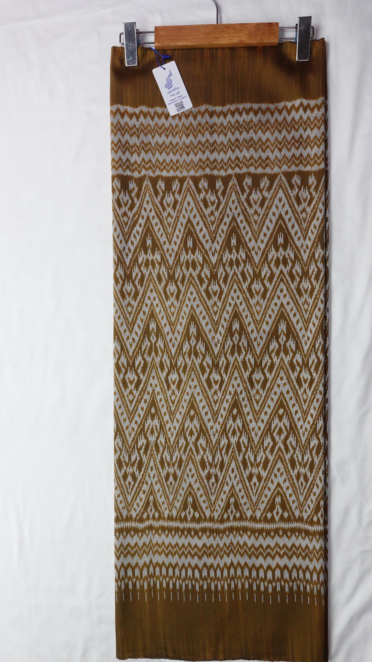 ซิ่น ผ้าไหมมัดหมี่ สีธรรมชาติ 3ตะกอ ตรานกยูง ขนาด1x2เมตร ลายบรรไดนาค พื้นสีน้ำตาล รหัส M3P-NY-012768141
