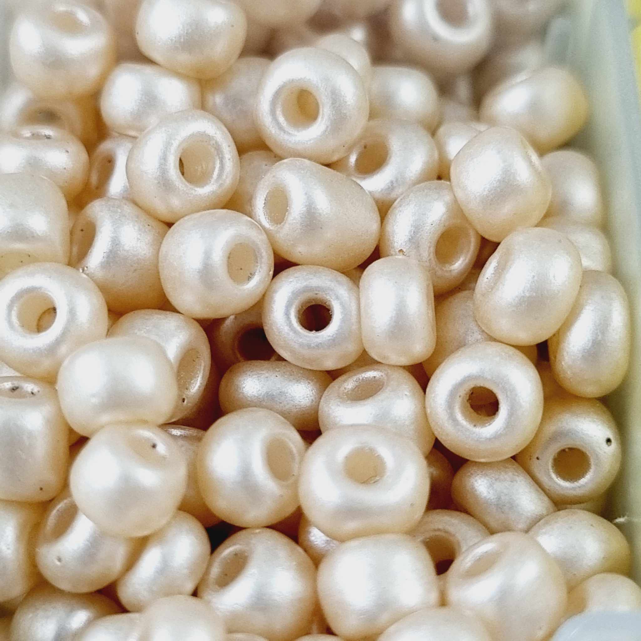 ลูกปัด Glass Beads 2-4มิลลิเมตร เม็ดทราย ลูกปัดแก้วมุก ใส ด้าน DIY สร้อยคอ สร้อยข้อมือ เครื่องประดับ ประมาณ กล่องละ +- 2000ชิ้น โทนเหลือง