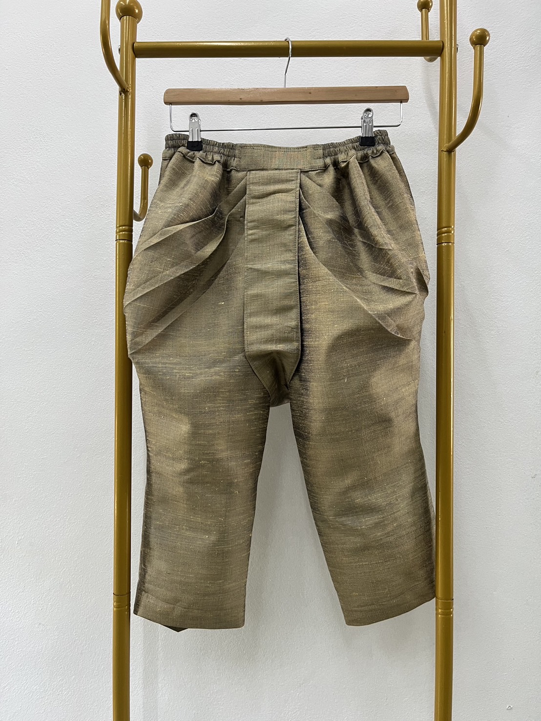 สั่งตัดเย็บ โจงกระเบน เอวยางยืด ติดตะขอ มีซิปซ่อนหลังทบหน้าผ้าโจง ทรงตามแบบ (ไม่รวมผ้า) รหัส CUT-JHN-0730671