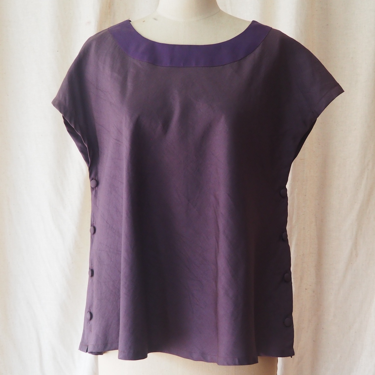 เสื้อสตรี ผ้าไหม แขนสั้น รอบอก 38นิ้ว พื้นสีม่วง รหัส WD-CT-072568164