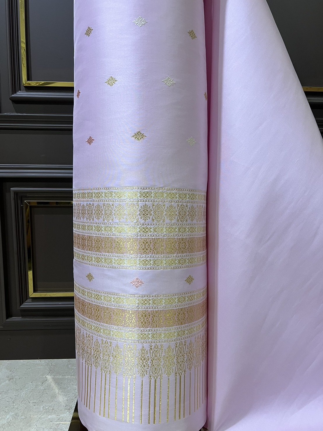 (ผ้าชุด)ผ้าไหมยกดอกลำพูน เกาะเชิงดิ้นทอง ขนาด 1.03x4.62เมตร ลายก้ามปูดอกลอย พื้นสีชมพู รหัส N90-29-TR0399