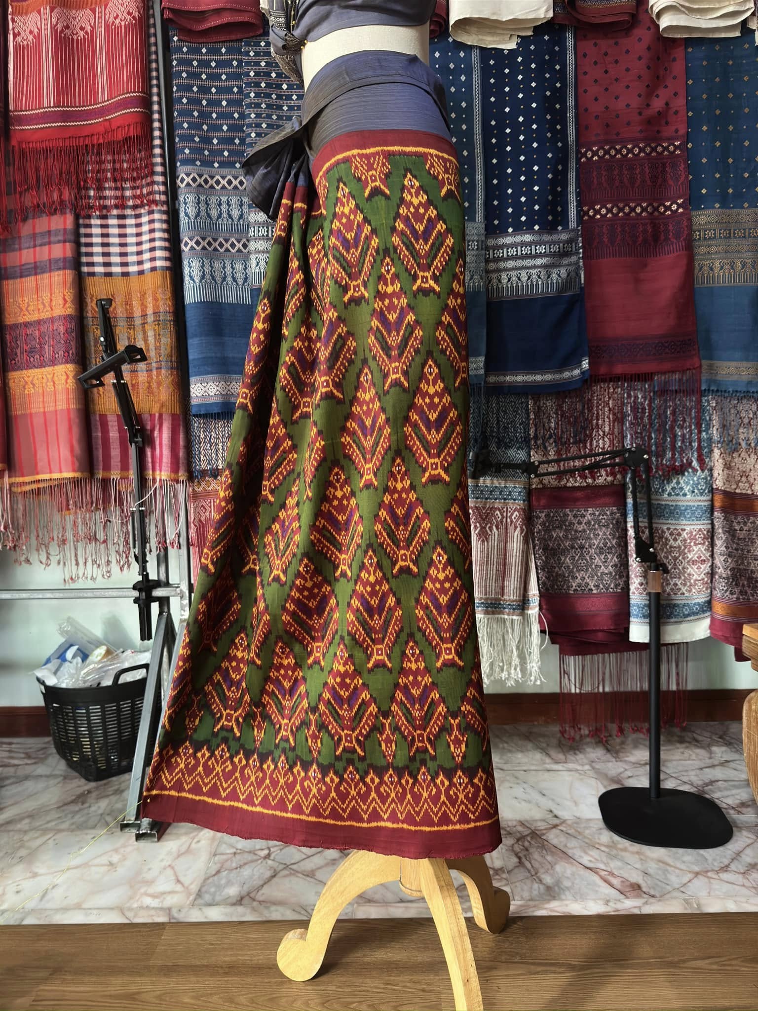 ซิ่น พระตะบอง ผ้าจามทอสามตะกอ ขนาด 110x140ซม พื้นสีแดง รหัส N9-SIL-AJ9