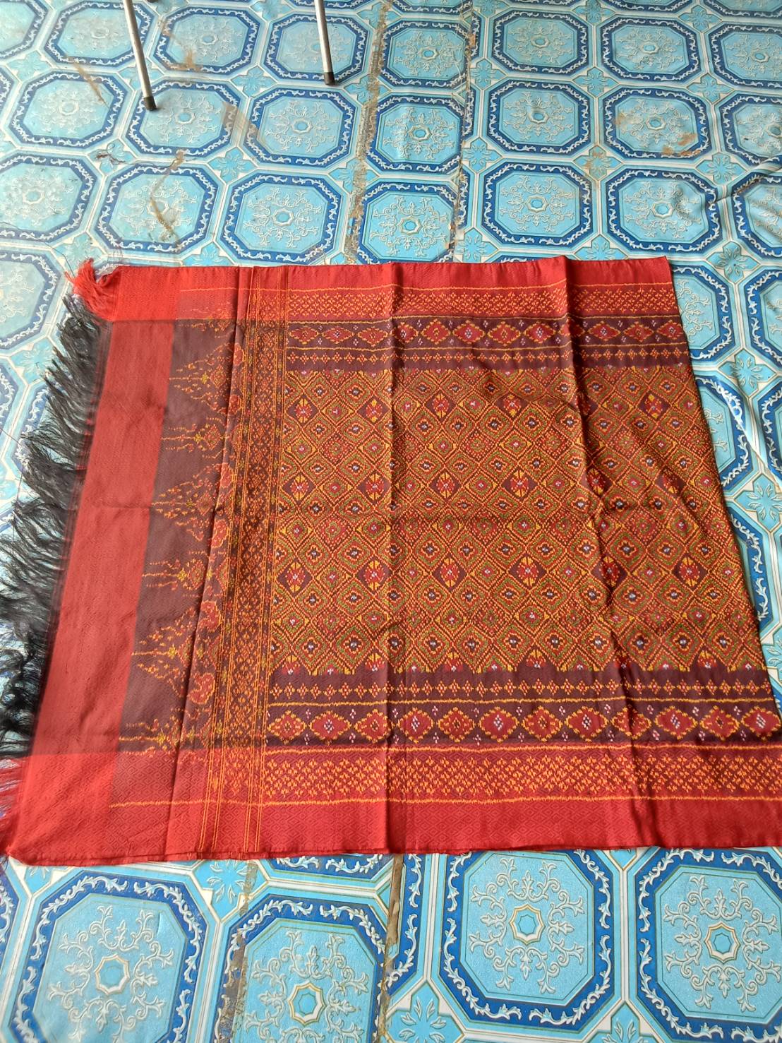 ผ้าไหมมัดหมี่ยกดอก 5ตะกอ ไหมบ้าน มีหน้านาง ชายครุย ขนาด 1x2เมตร ลายดอกมะเขือ สีแดง จากกี่บ้านคุณยายฐิสดา