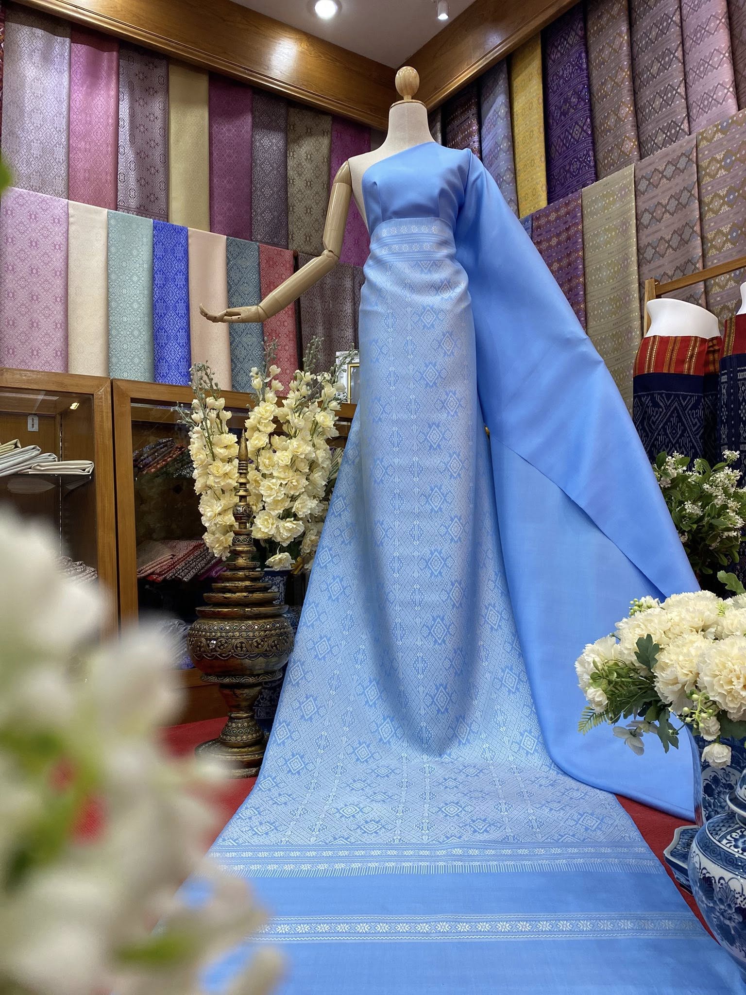 (ผ้าชุด)ไหมแพรวา ตัดชุดลายล่วง ขนาด 73x500ซม (ลาย 2.3เมตร+สีพื้น 2.7เมตร) พื้นสีฟ้า รหัส P10-BM-090568137