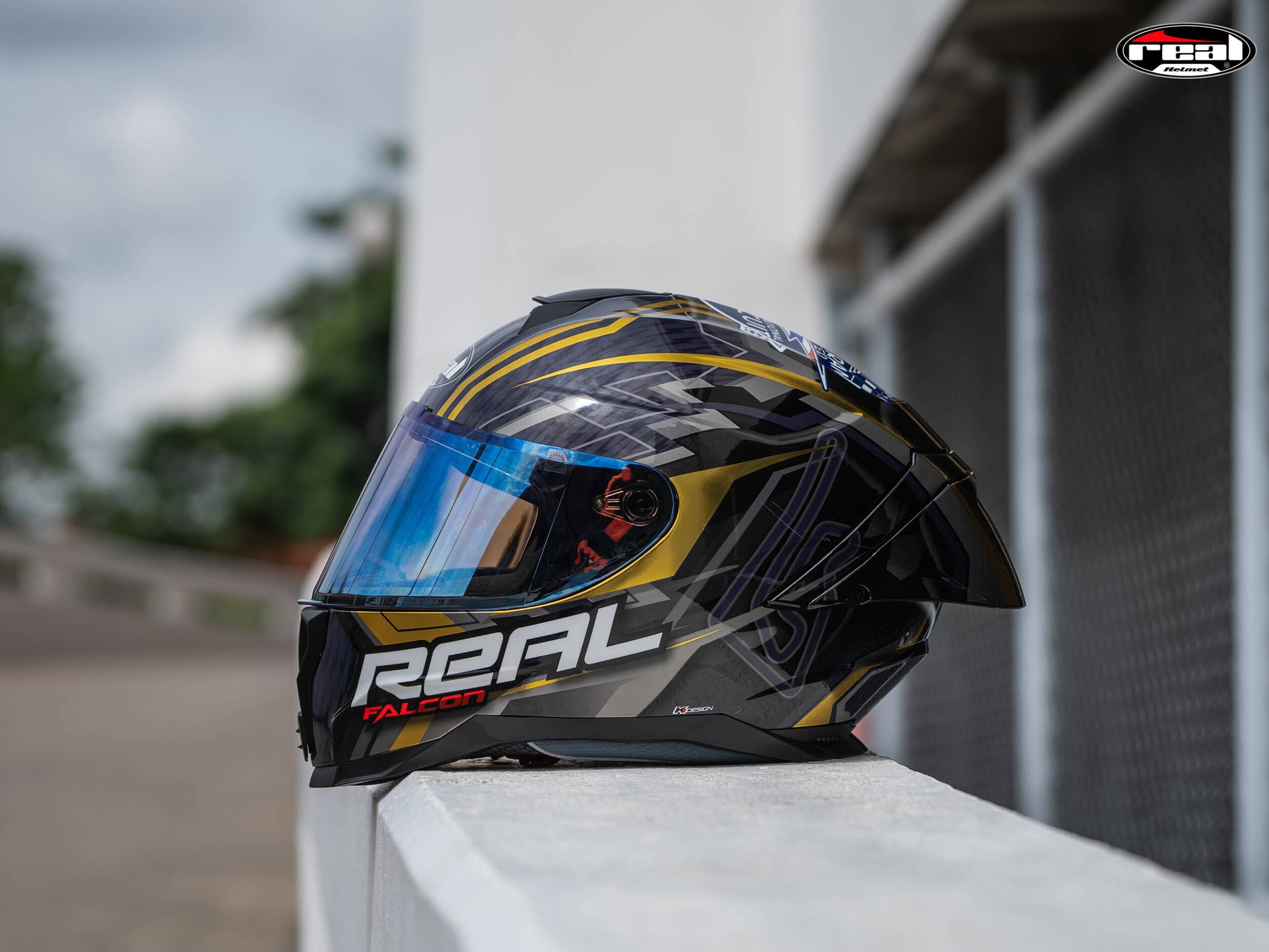 หมวกกันน็อค Real รุ่น Falcon ลาย Burirum บุรีรัมย์ สีดำ-ทอง