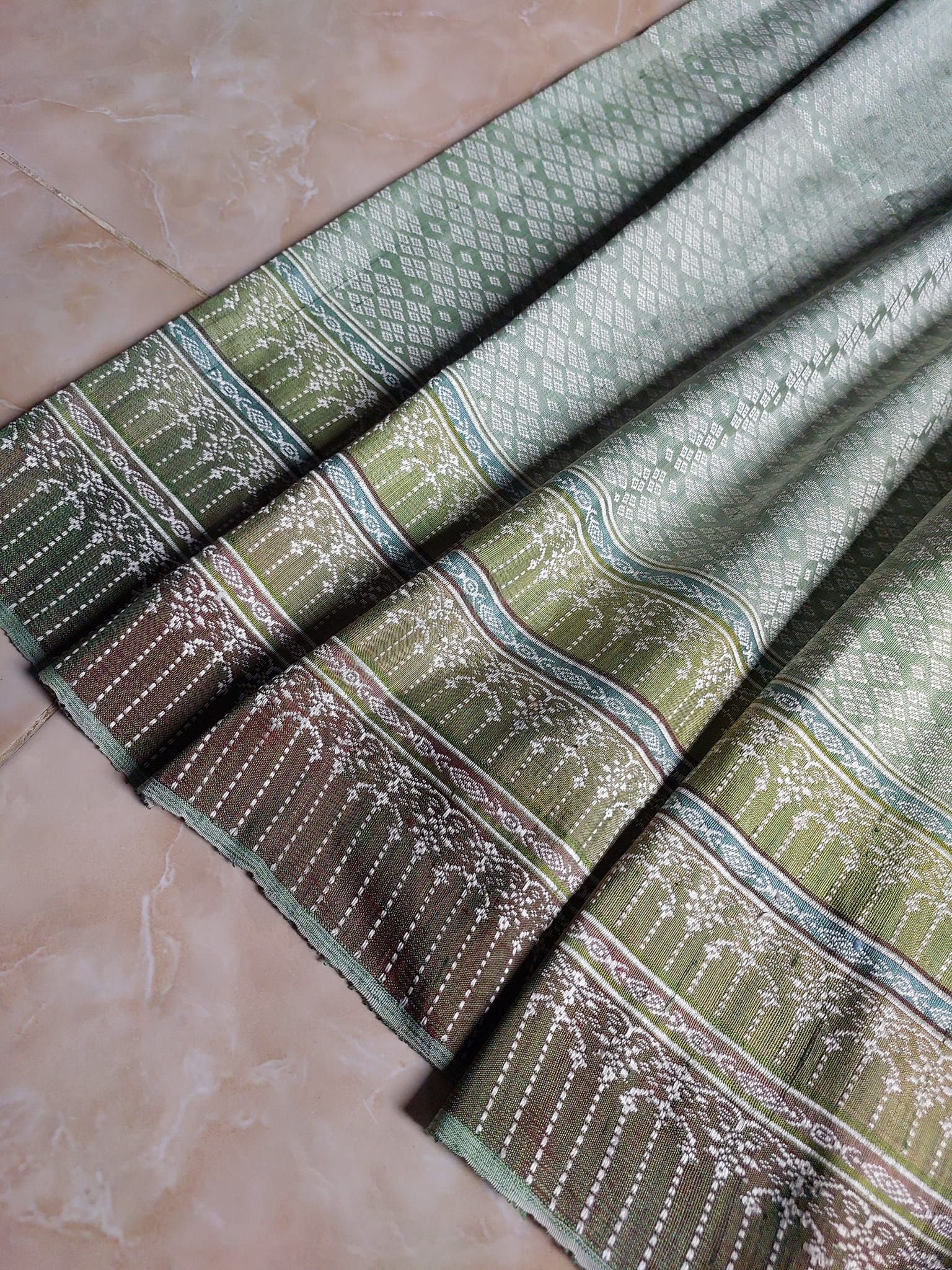 ซิ่นขิดไหม ต่อหัว ต่อเชิง ย้อมสีธรรมชาติ ขนาด1x2เมตร ลายดาวล้อมเดือน สีเขียวเทา รหัส R4F-73-051968