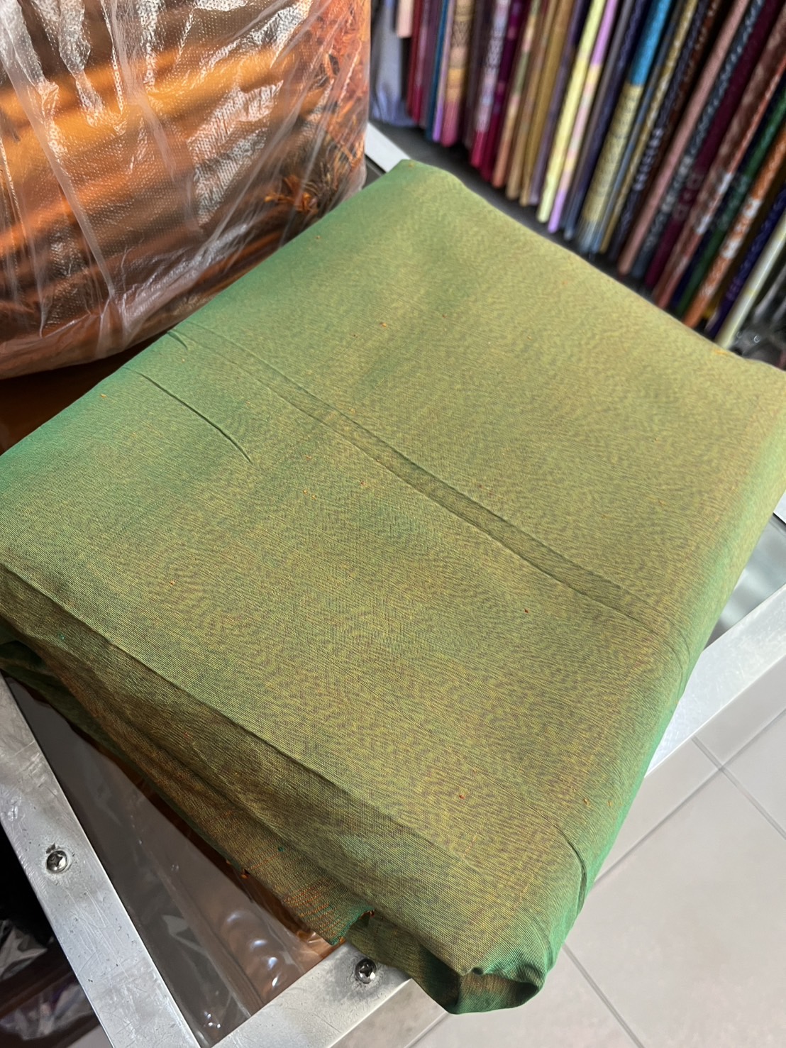 ผ้าไหมหางกระรอก ไหมบ้าน เนื้อหนา สีเขียว ตัดขายตามความยาวเมตร รหัส R1N-NY-0120681