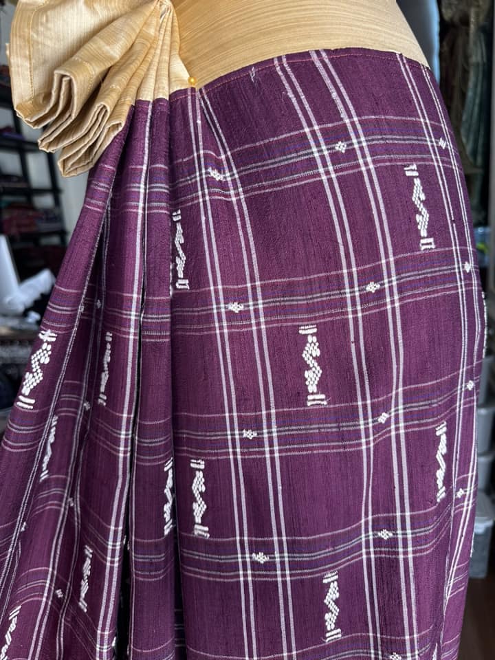 โสร่ง ไหมบ้าน ย้อมสีธรรมชาติ ขนาด 115x200ซม พื้นสีม่วงเปลือกมังคุด รหัส N9-SIL-VR4