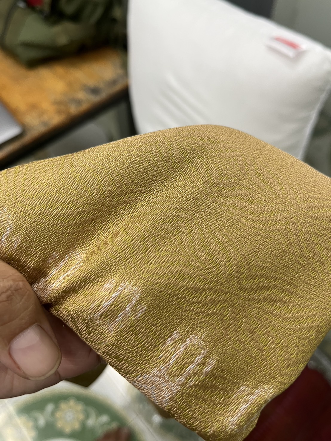 ผ้าพันคอไหมมัดหมี่ สีธรรมชาติ ทรงสี่เหลี่ยมจัตุรัส ทอยกดอกลีลาวดี ขนาด 100x100ซม.(พร้อมกล่อง) ลายผักกาดหวาน สีเขียว รหัส ZTG-ME-0808681