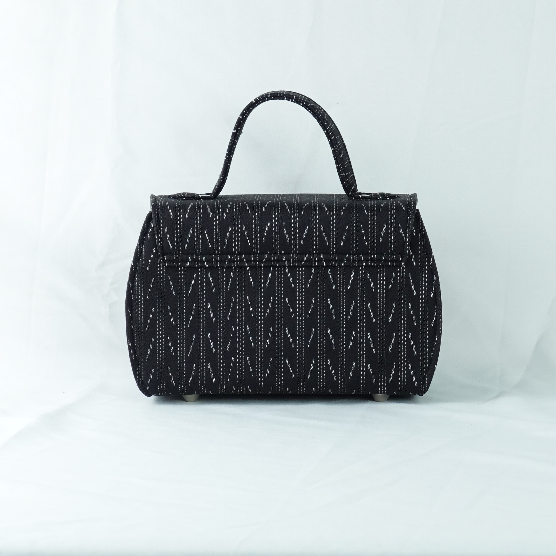 กระเป๋าถือผ้าไหมทรงกล่องฝาพับ ขนาด 21x13x10ซม.ความสูงหูจับ 7ซม. ลายโฮล สีดำ รหัส GLA-TT-060468144