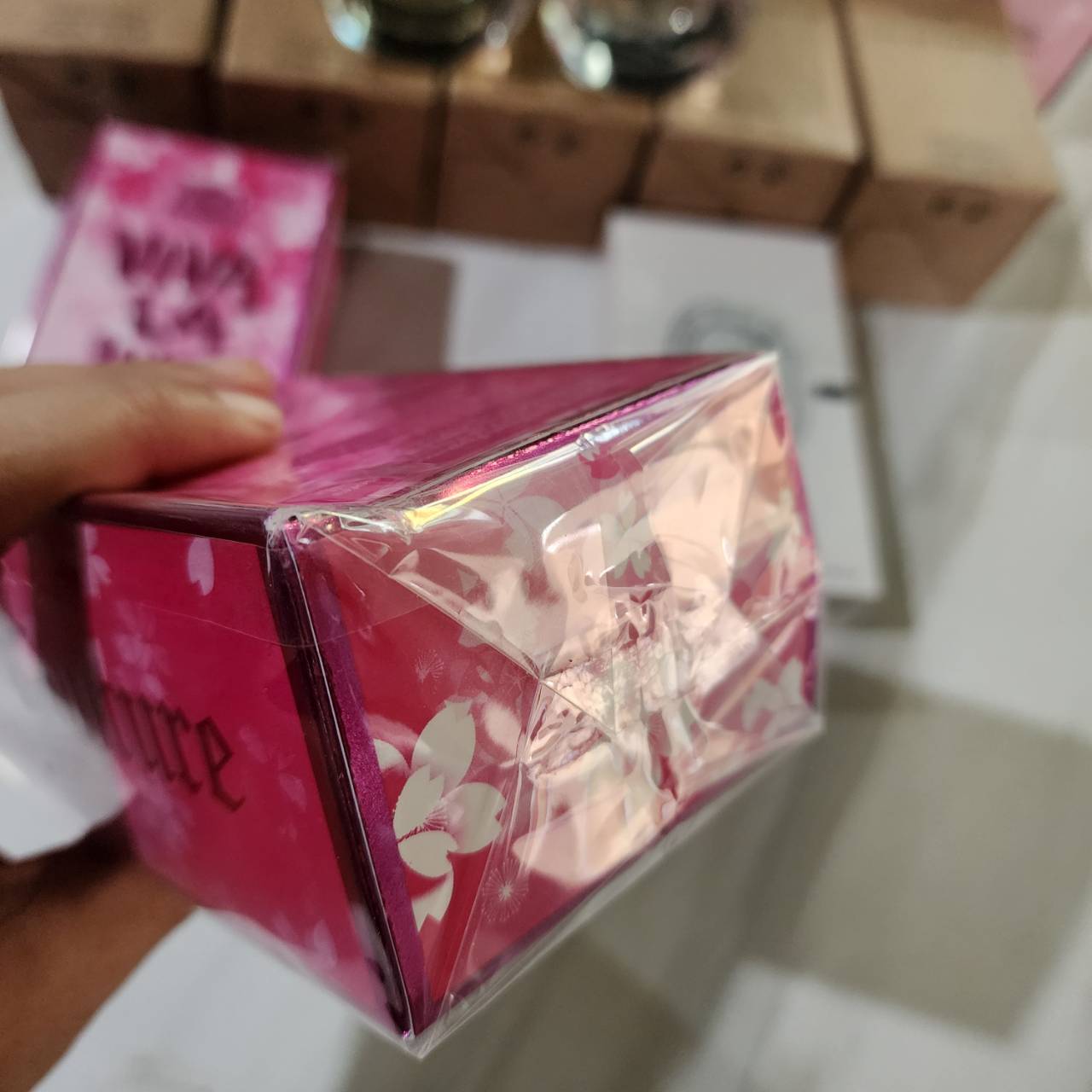 น้ำหอม Juicy Couture Viva La Juicy Petals Please 100ml กล่องซีล กล่องบุบ
