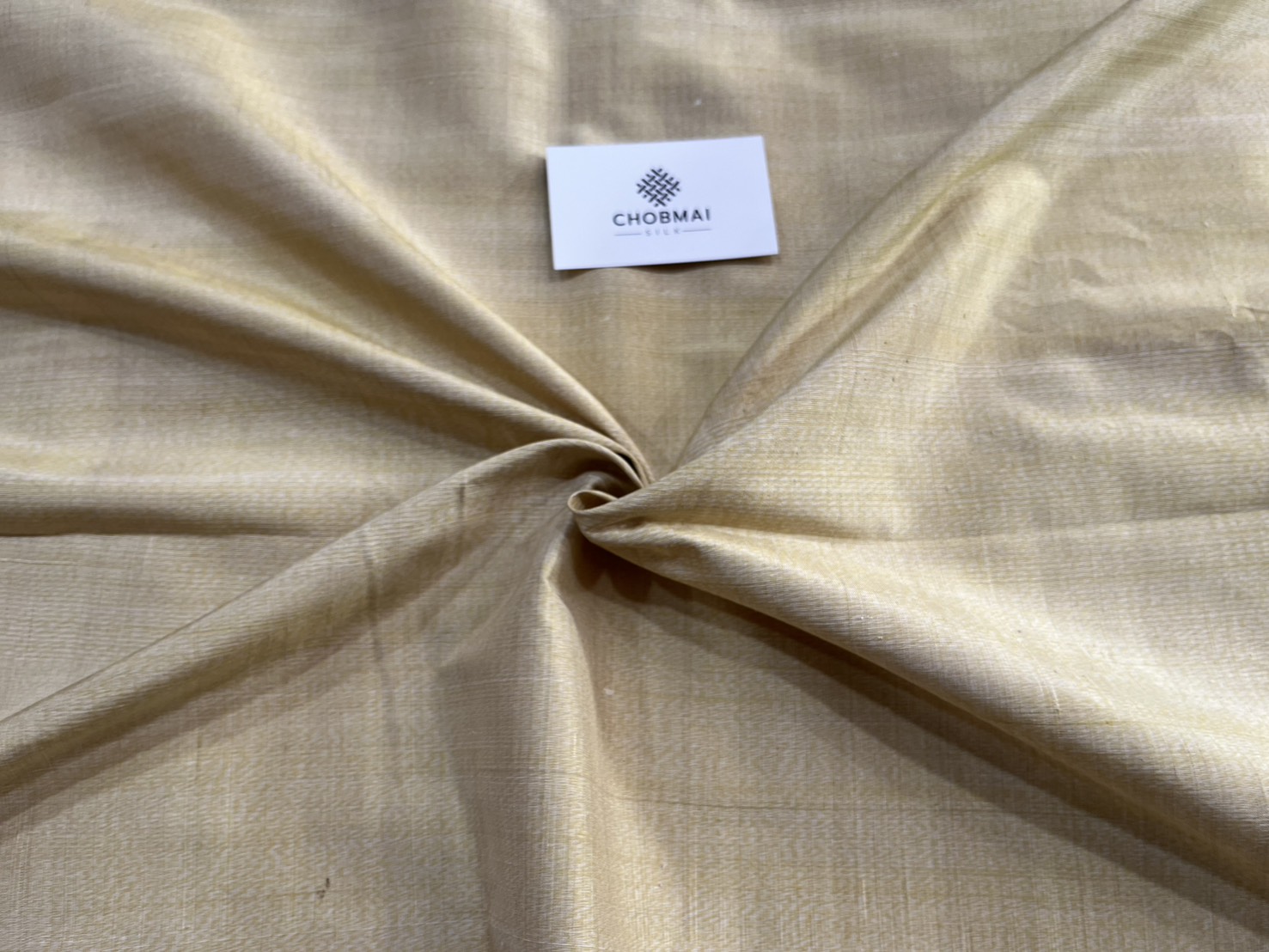 ผ้าไหมหางกระรอก ไหมบ้าน เนื้อหนา ตรานกยูง สีเหลืองครีมเบจ ตัดขายตามความยาวเมตร รหัส R1N-NY-032768101