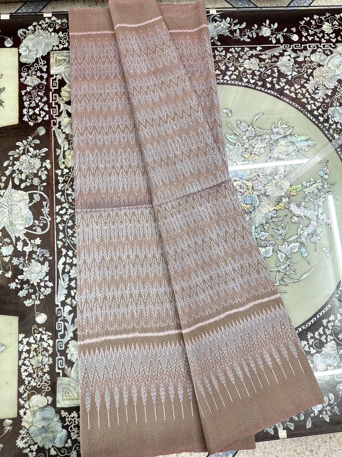 ซิ่น ผ้าไหมมัดหมี่ทอยกดอก 6ตะกอ ยกดอกลูกแก้ว สีธรรมชาติ ขนาด1x2เมตร ลายโฮล พื้นสีน้ำตาล รหัส L1-ST-0909681