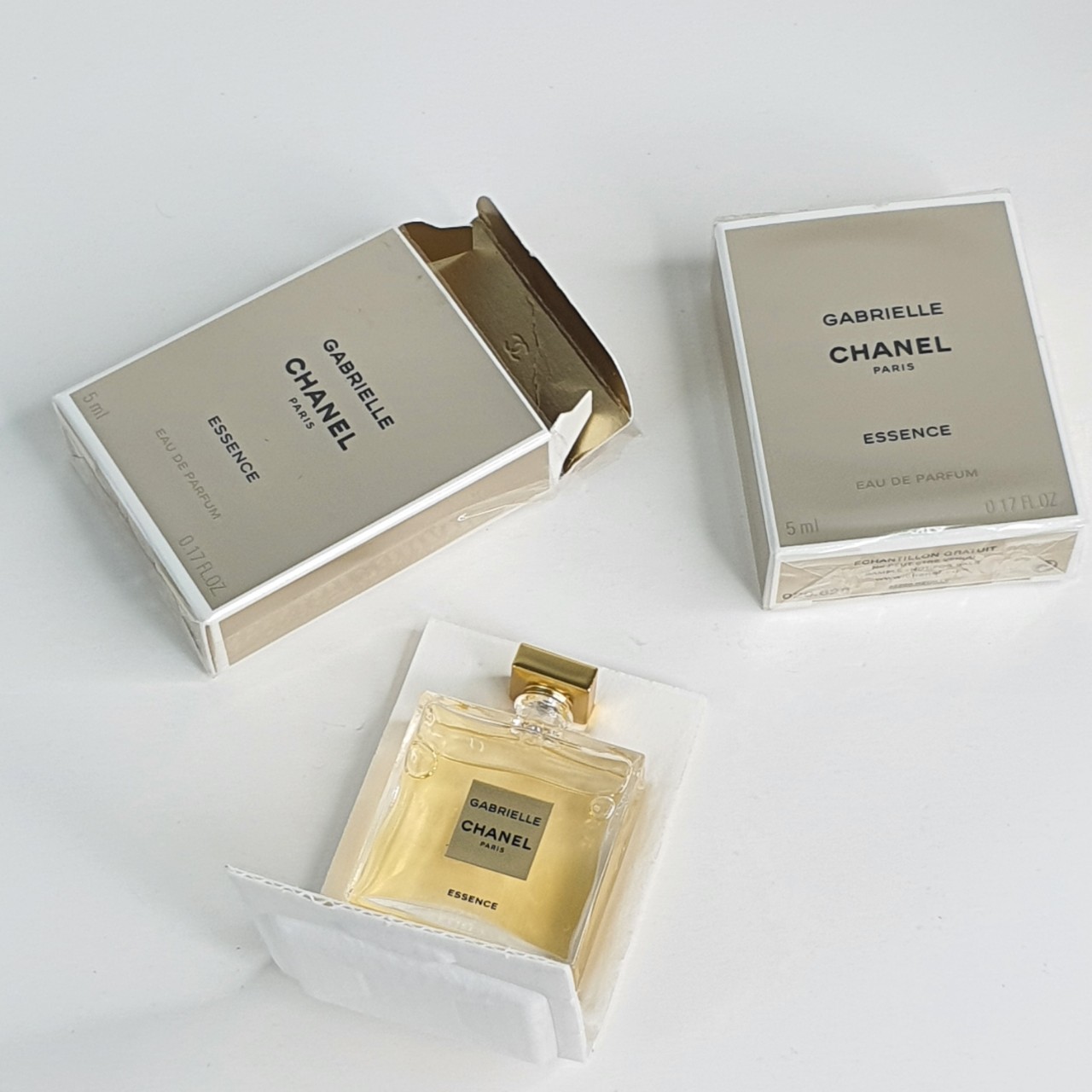 น้ำหอมจิ๋วมินิ Chanel Gabrielle Essence EDP 5ml แบบแต้มมีกล่อง ( Mini Perfume น้ำหอมขนาดพกพา) น้ำหอมจิ๋วมินิ ขวดน่ารัก ตั้งโชว์ก็สวย พกพาก็สะดวก หัวแต้มตามจุดชีพจร