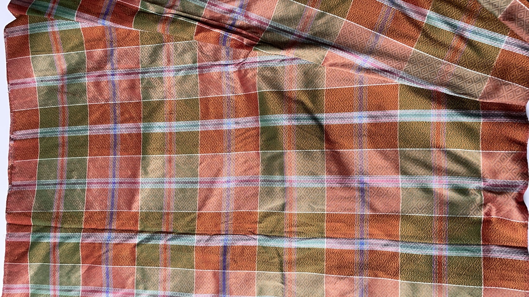 ผ้าไหมโสร่ง ไหมแท้ ยกดอกลูกแก้ว สีน้ำตาลสลับคละสี ขายตามความยาวเมตร รหัส R1B-76-P4278