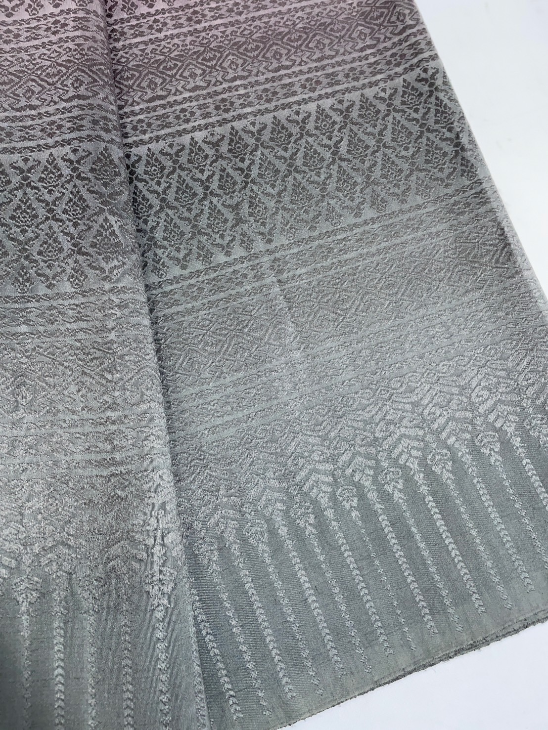 ซิ่น ผ้าไหมยกดอกสุรินทร์ 32ตะกอ ขนาด 1x2เมตร ลายเทพพนม ย้อมสไลด์สีชมพู - สีเทา รหัส N11-TT-0803683