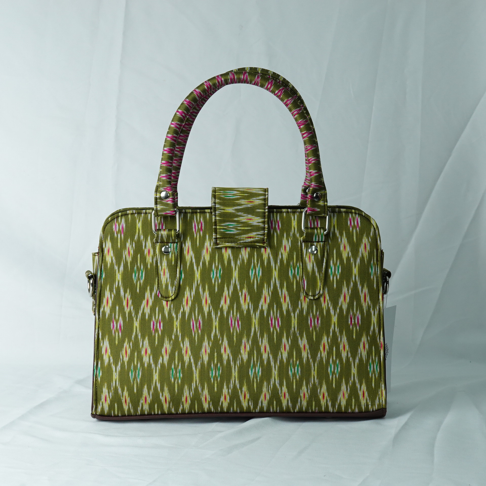 กระเป๋าถือผ้าไหม ทรงสี่เหลี่ยม ขนาด 10.5x28x20ซม. ความสูงหูจับ 34 ซม. ลายขออุ้มหน่วย สีเขียว รหัส GLA-TT-0603689