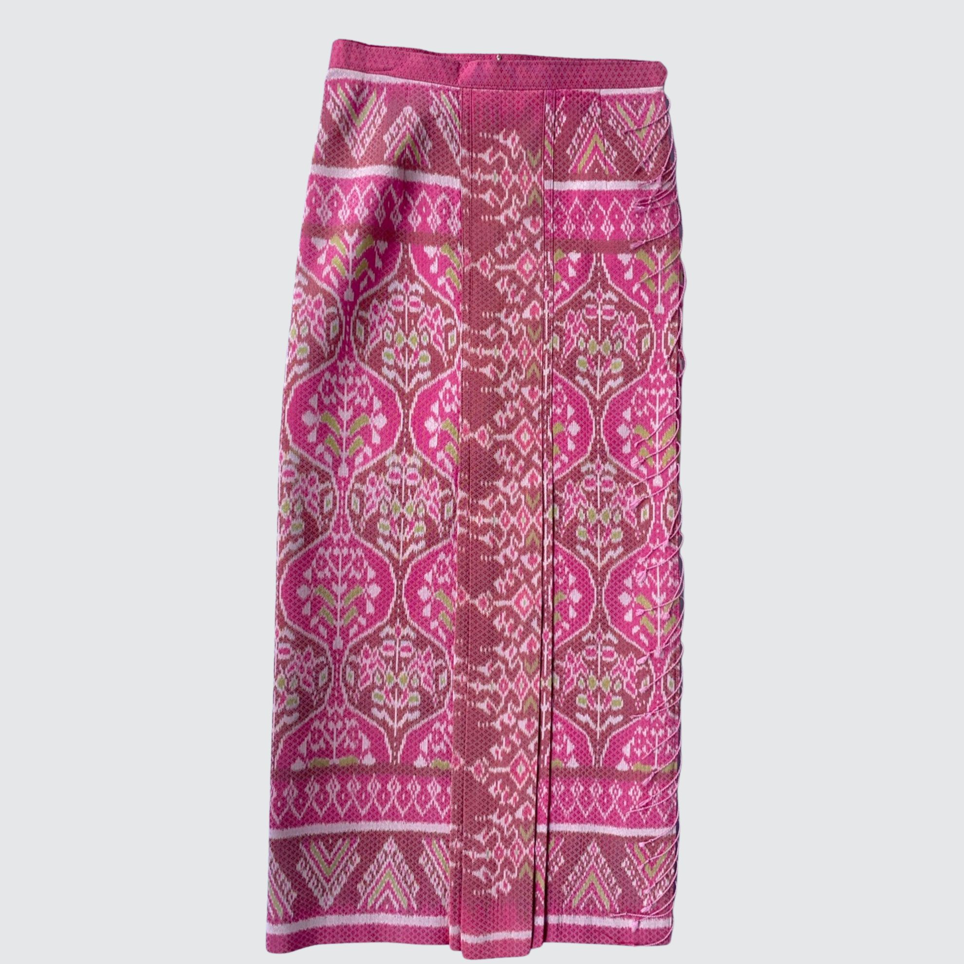 ผ้าถุงป้าย แบบเลื่อนตะขอตามไซส์ หน้านางกลาง ลายดอกไม้อินเดีย สีชมพู รหัส WM-PTS-100968147