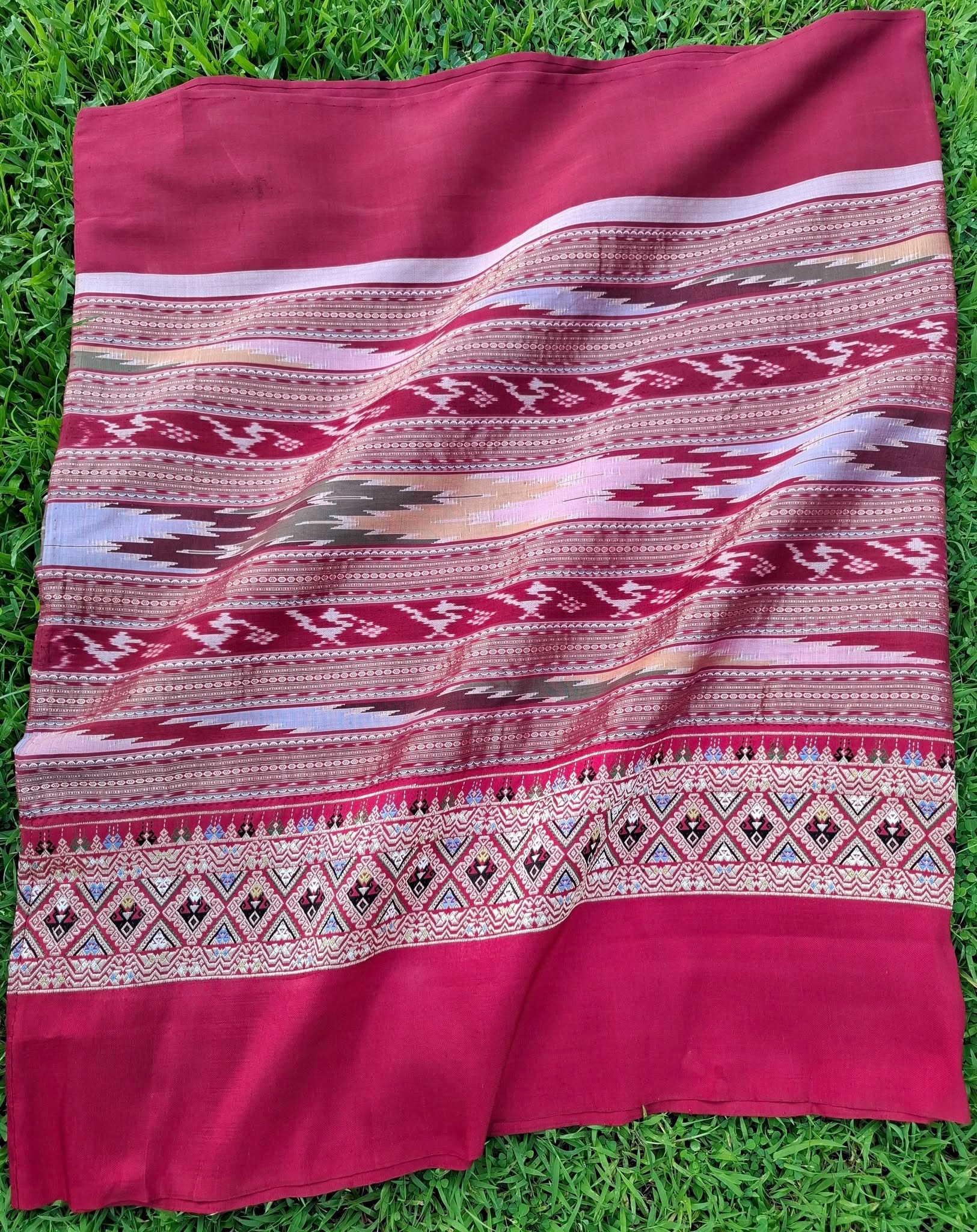 ซิ่นจกไหมไทลื้อโบราณ (ทอมือ) ลายน้ำไหล สีแดง รหัส TL-126-N01