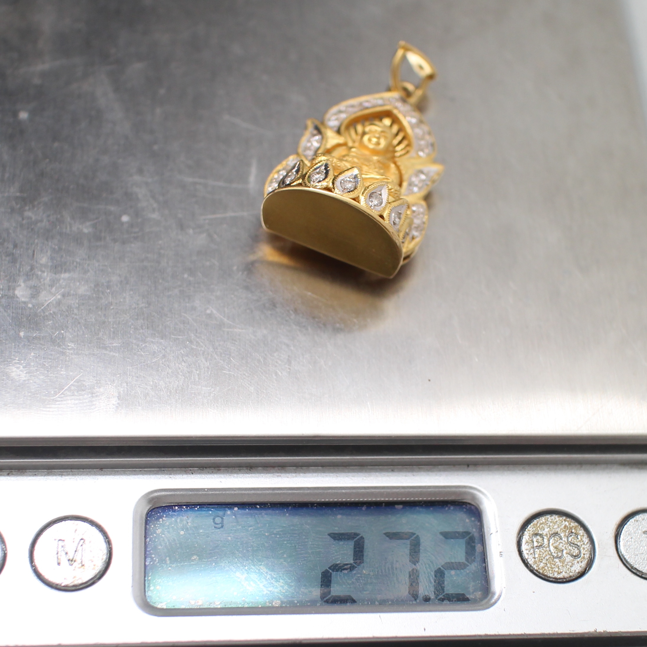 PD25021 จี้พระสังกัจจายองค์ทองคำ เลี่ยมกรอบทองแท้ 90% ฝังเพชรแท้ 29 เม็ด 0.50 กะรัต นน.รวม 27.2 กรัม