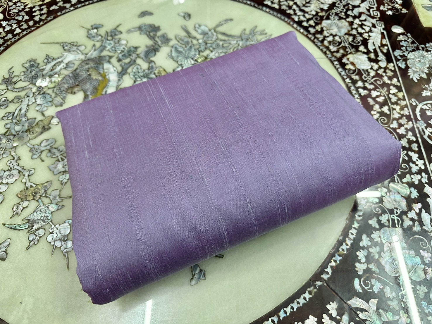 ผ้าไหมสีพื้น ไหมลืบเนื้อเบา ไหมแท้มีขี้ไหม สีม่วงเทา ขายตามความยาวหลา รหัส D-ST-1025671148