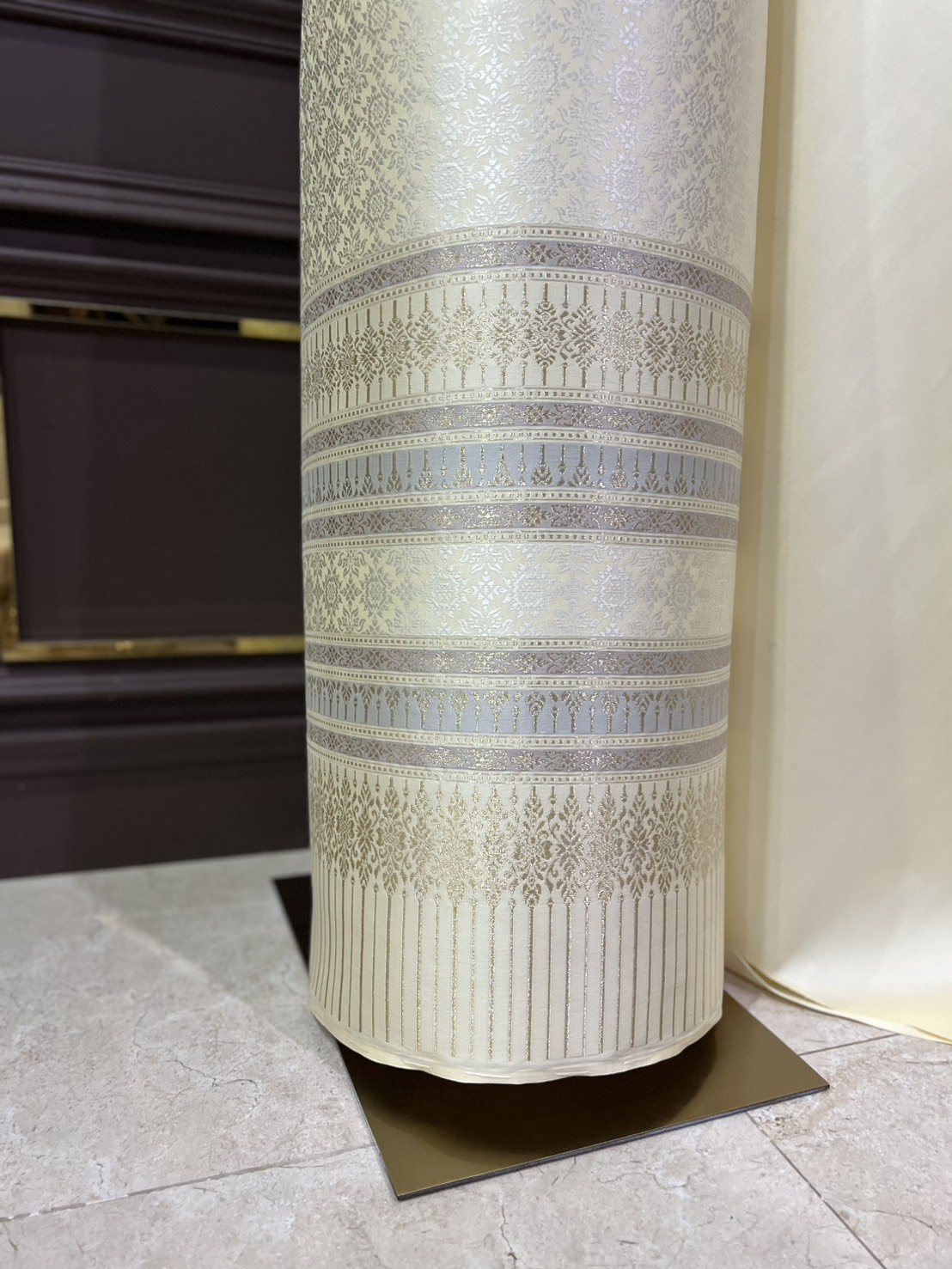 (ผ้าชุด)ผ้าไหมยกดอกลำพูน เกาะเชิงดิ้นทอง ขนาด 1.02x4.45เมตร ลายสุริยะฉาย พื้นสีเหลืองครีม รหัส N90-29-TR0553