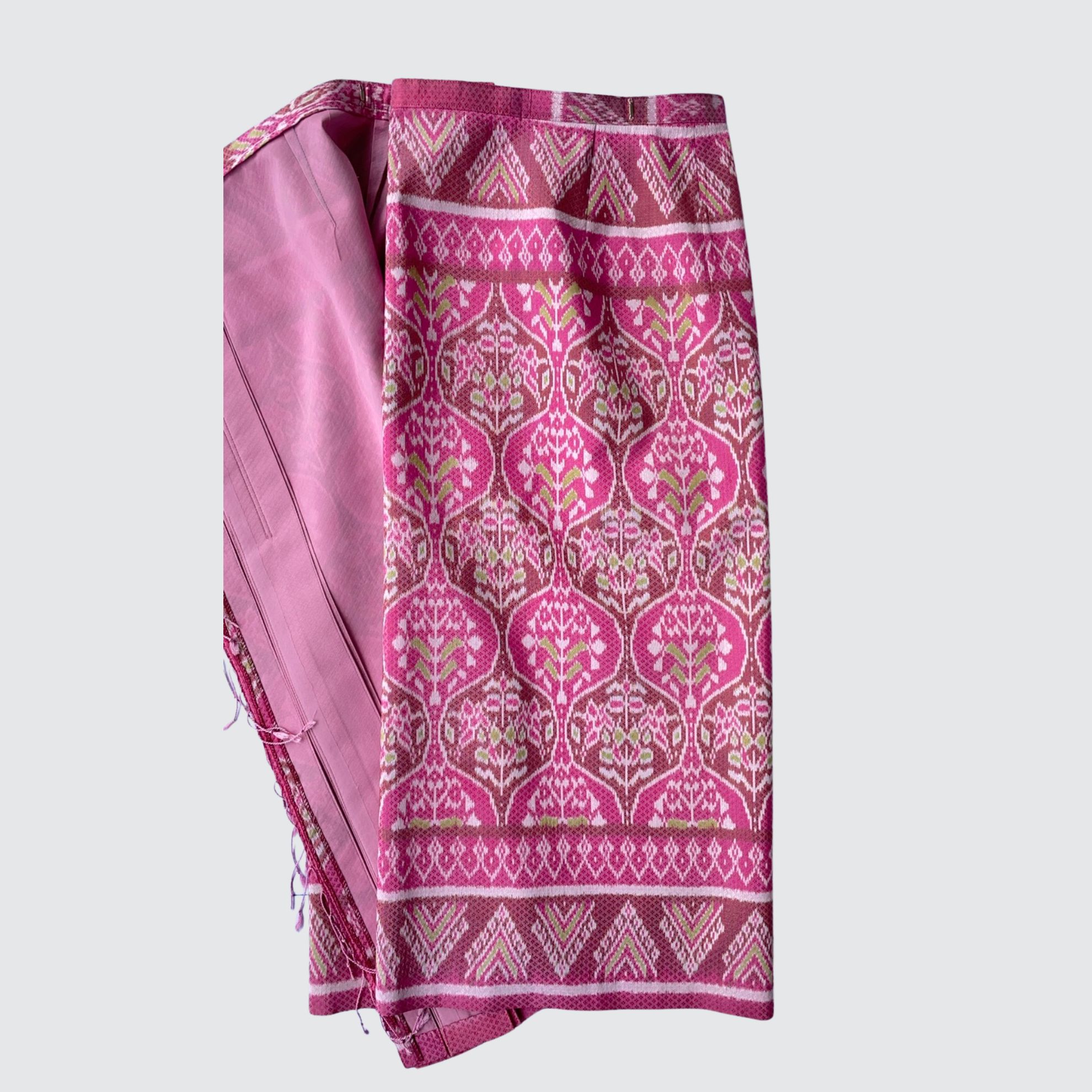 ผ้าถุงป้าย แบบเลื่อนตะขอตามไซส์ หน้านางข้าง ลายดอกไม้อินเดีย สีชมพู รหัส WM-PTS-100968141