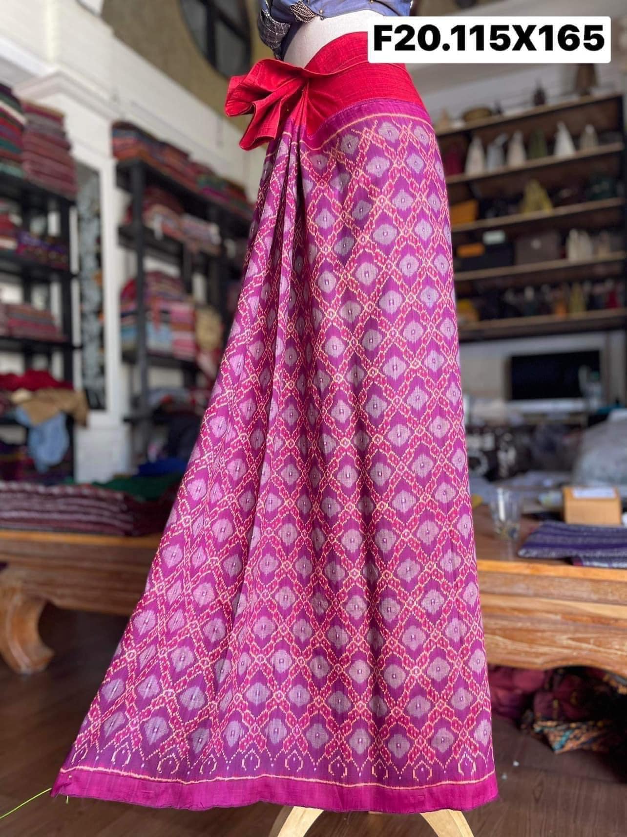 ซิ่น พระตะบอง ไหมบ้านสาวมือ ย้อมสีธรรมชาติ ขนาด 115x165ซม สีม่วง รหัส N9-SIL-F20