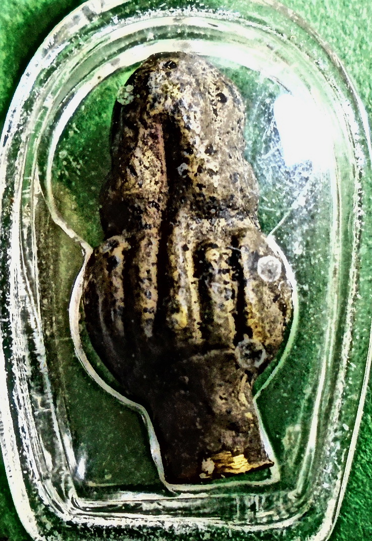 พระปิดตาเก่าไม่ทราบที่ เลี่ยมพร้อมบูชา