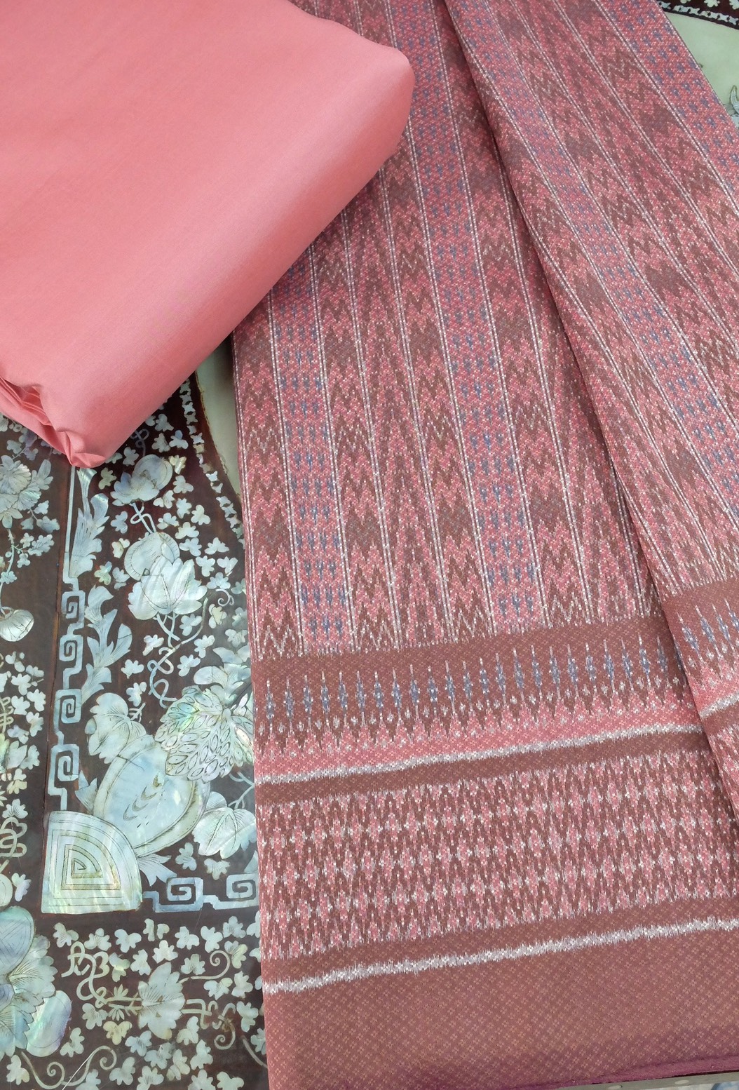 (ผ้าชุด)ผ้าไหมมัดหมี่ ยกดอกลูกแก้ว สีธรรมชาติ (ผ้าลาย 2เมตร+สีพื้น 2เมตร) เฉดสีชมพูกะปิ รหัส L8A-ST-0310684