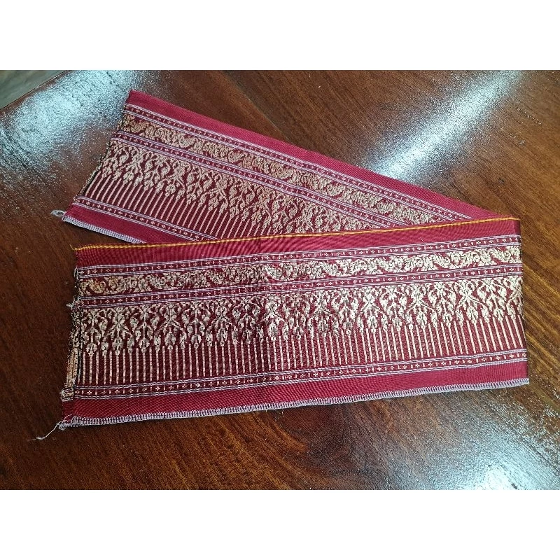 ตีนต่วยไหมแท้อมือยกดิ้นทอง ขนาด 7.5นิ้วx2เมตร สีแดง รหัส WN-119-05076814