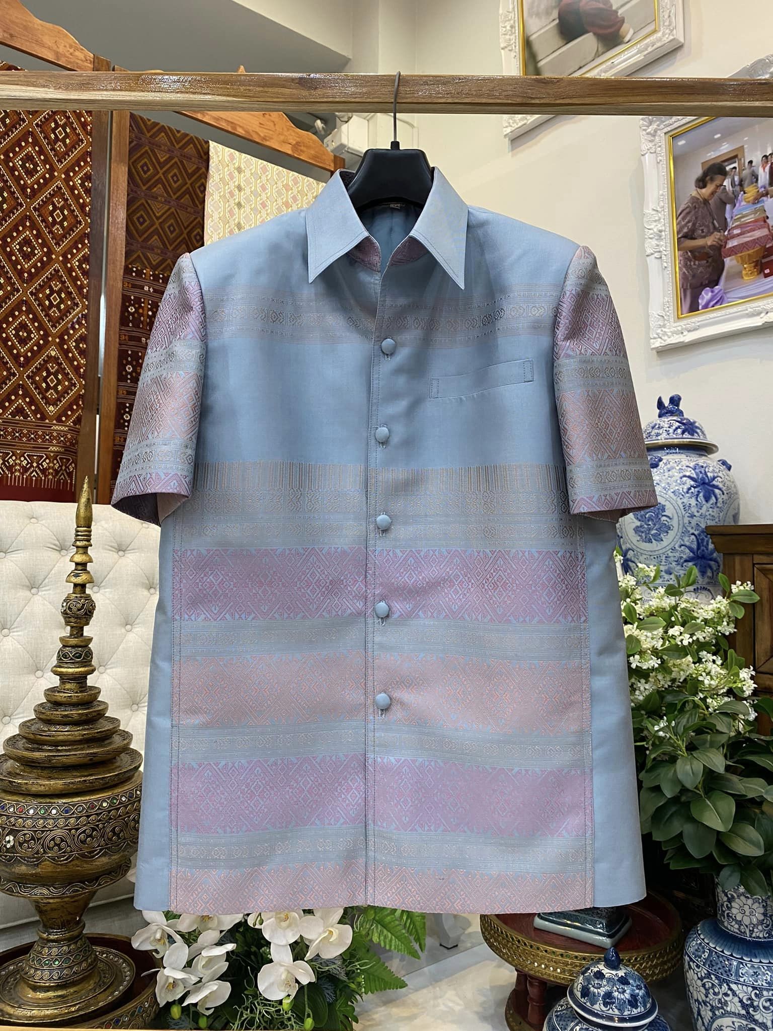 เสื้อสูทไหมแพรวา แขนสั้น พื้นสีฟ้าอ่อน เลือกไซส์ รหัส DR-BM092966110027