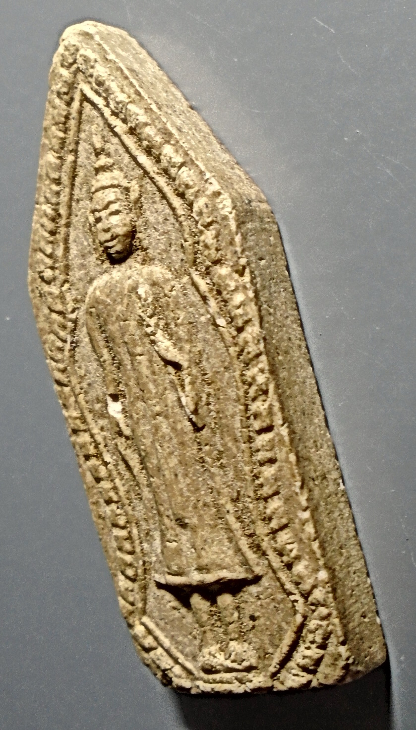 พระผงเก่า พิมพ์ยืนประทานพร หลังยันต์นูน อะ มะ อุ