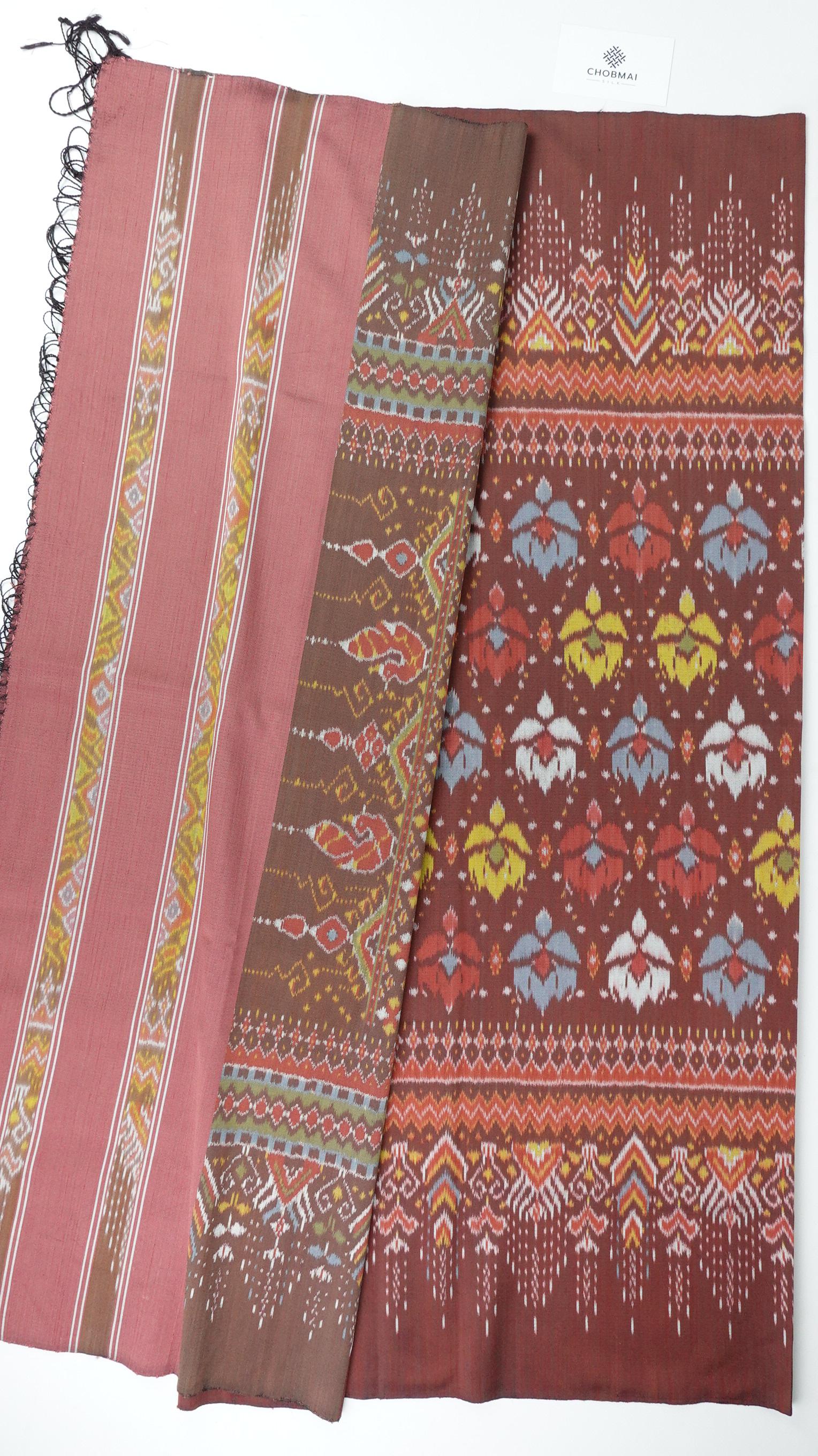 ซิ่น ผ้าไหมมัดหมี่ สีธรรมชาติ 3ตะกอ ทอเหยียบเหาะ มีหน้านาง ชายครุย ขนาด1x2เมตร ลายดอกกันเกรา สีน้ำตาล รหัส M3P-33-02246812