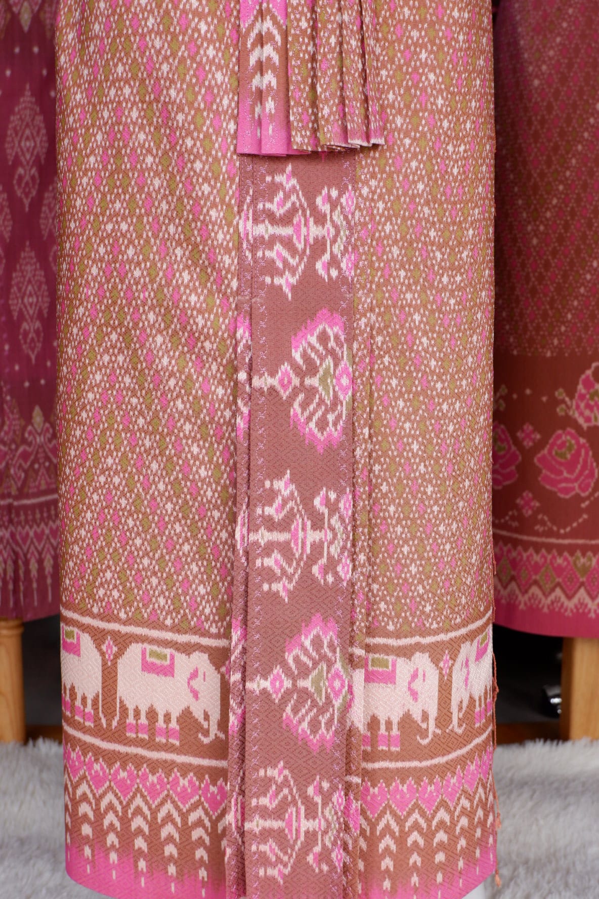 สั่งตัดเย็บ กระโปรงผ้าไหม ตัดเป็นหน้านางกลาง ชายพก (ไม่รวมผ้า) รหัส CUT-PT006