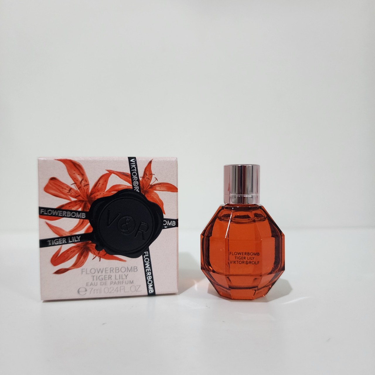 น้ำหอมจิ๋วมินิ V&R Viktor&Rolf Flowerbomb Tiger Lily EDP 7ml แบบแต้มมีกล่อง ( Mini Perfume น้ำหอมขนาดพกพา) น้ำหอมจิ๋วมินิ ขวดน่ารัก ตั้งโชว์ก็สวย พกพาก็สะดวก หัวแต้มตามจุดชีพจร