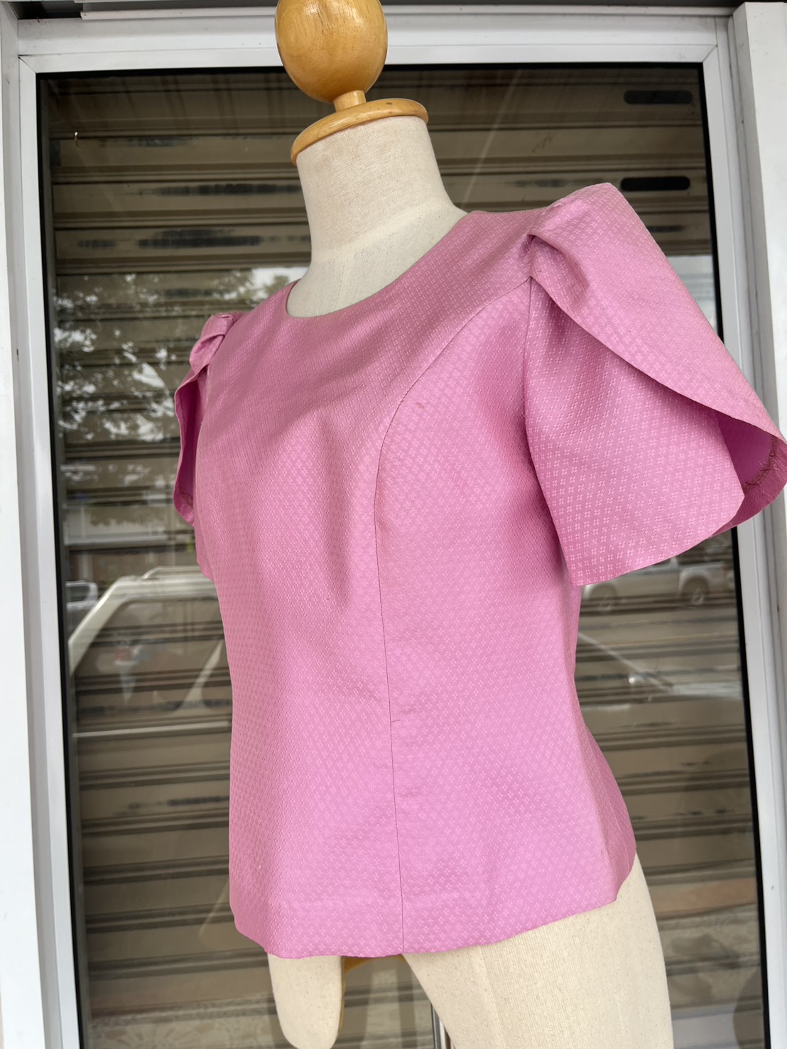 เสื้อสตรี สีพื้น เนื้อยกดอก ไหมแท้ 100% | เลือกไซส์ | เลือกสีได้โดยแจ้งรหัสผ้าที่หมายเหตุ รหัส WD-PTS-109683