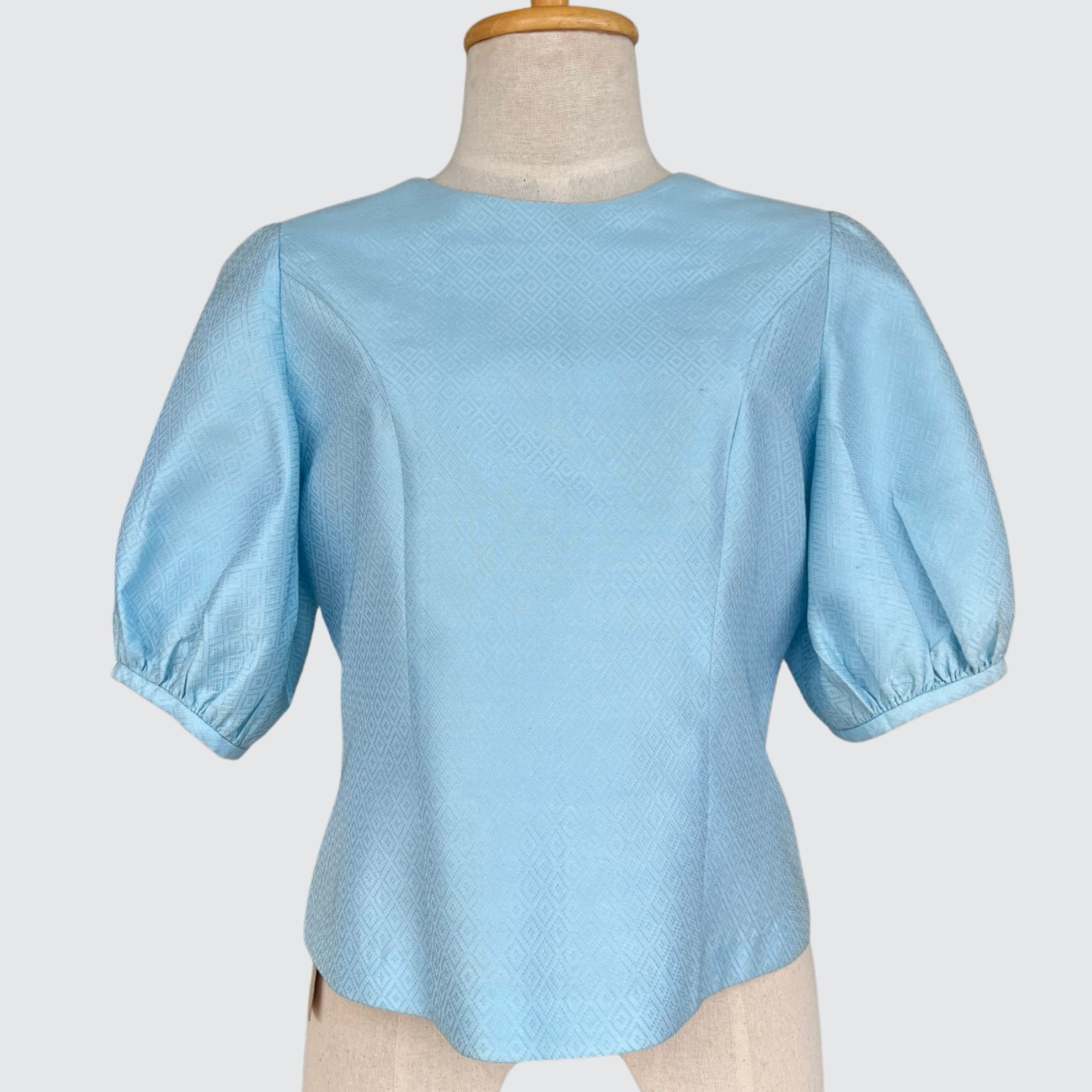 เสื้อสตรี สีพื้น เนื้อยกดอก ไหมแท้ 100% | เลือกไซส์ | เลือกสีได้โดยแจ้งรหัสผ้าที่หมายเหตุ รหัส WD-PTS-1009684