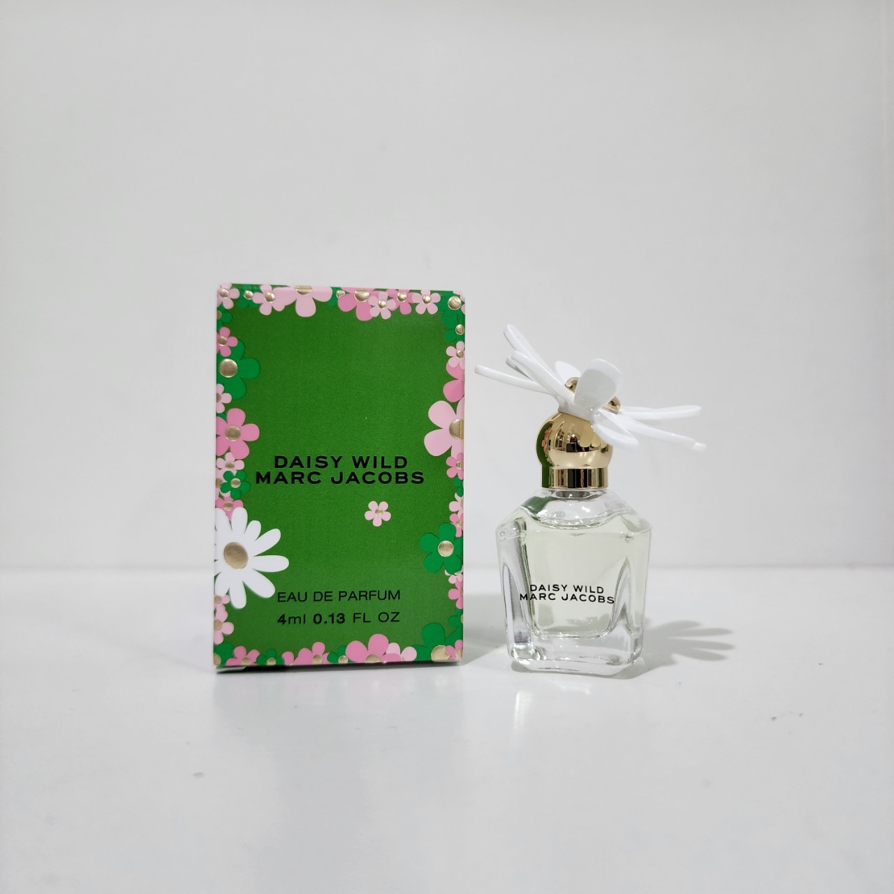 น้ำหอมจิ๋วมินิ Marc Jacobs Daisy Wild EDP 4ml แบบแต้มมีกล่อง ( Mini Perfume น้ำหอมขนาดพกพา) น้ำหอมจิ๋วมินิ ขวดน่ารัก ตั้งโชว์ก็สวย พกพาก็สะดวก หัวแต้มตามจุดชีพจร