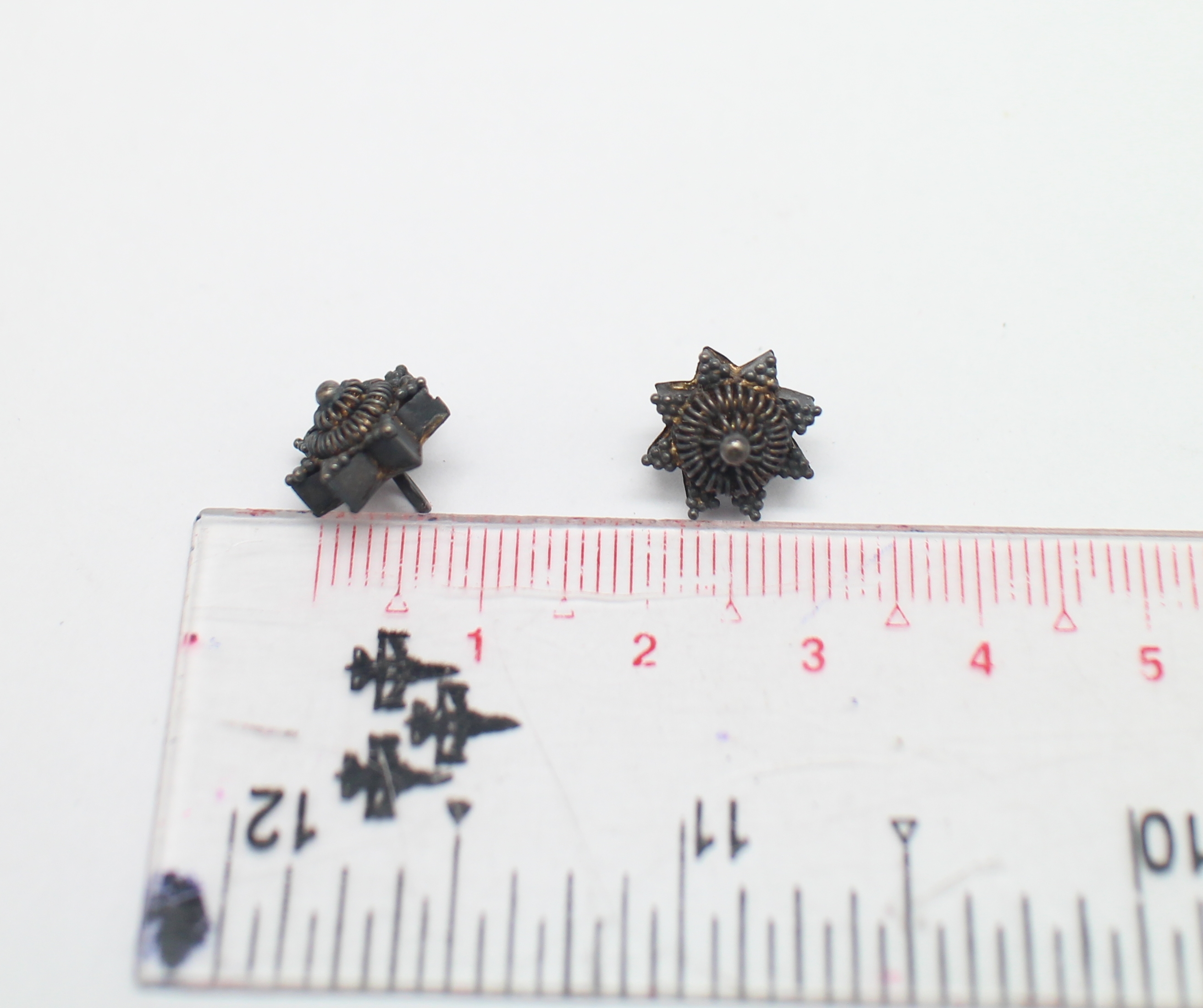 SI303 กระดุมเสื้อเงินดอกพิกุล 5 เม็ด งานเก่าเก็บ 50 ปี นน. 3 กรัม